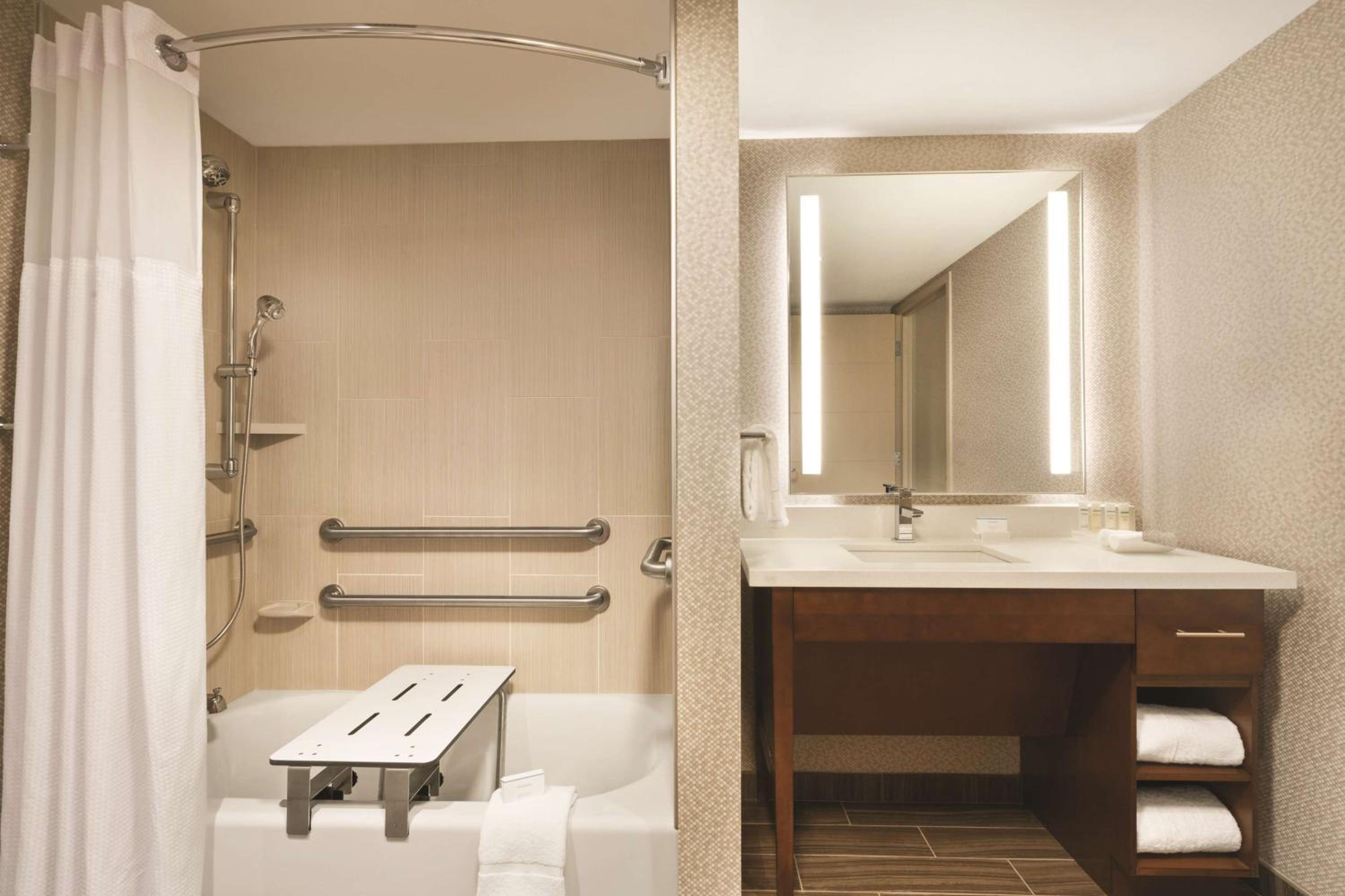 King Studio Suite - Mobility Access/Non-Smoking photo 3