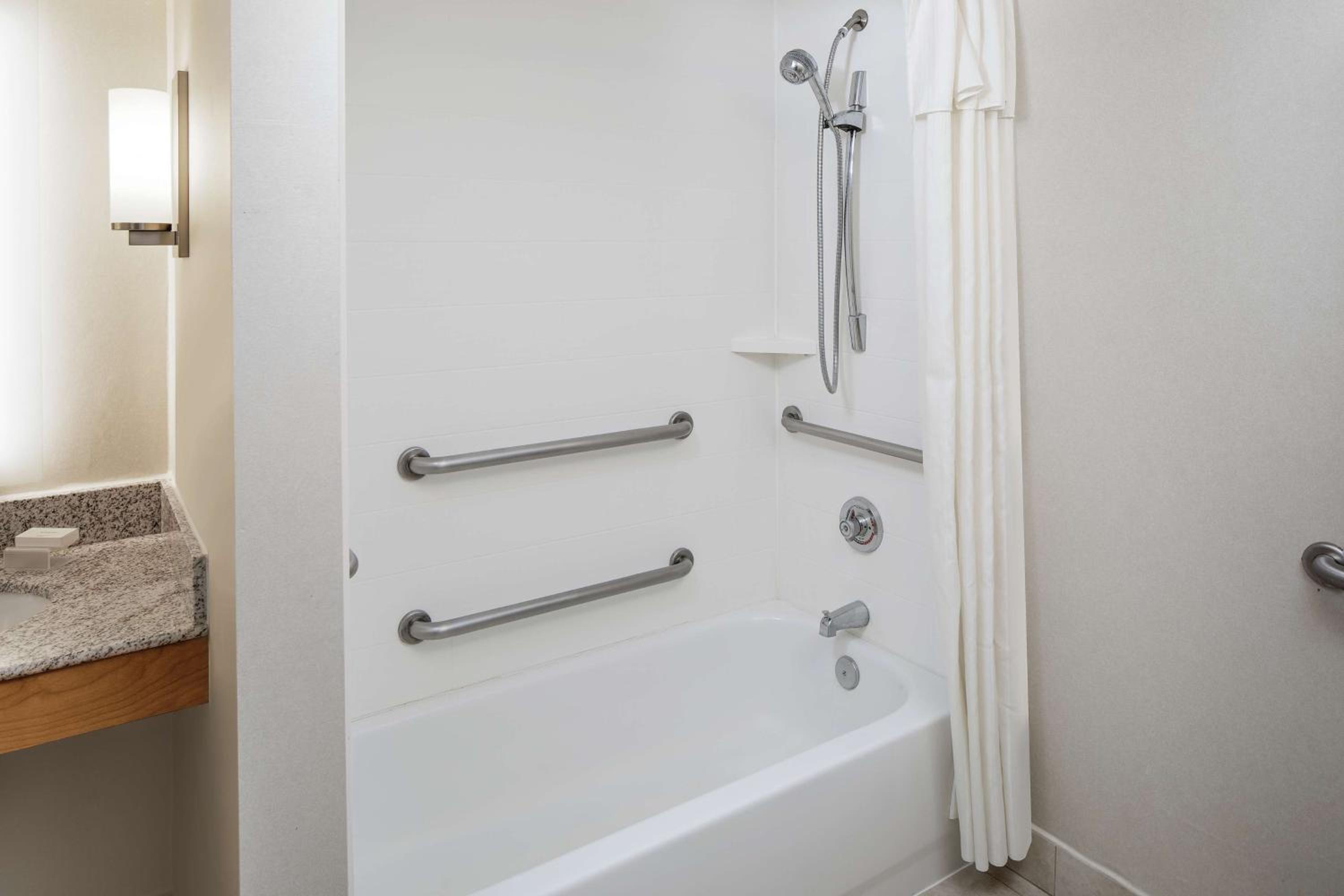 King Suite - Mobility Access/Non-Smoking - Photo 3
