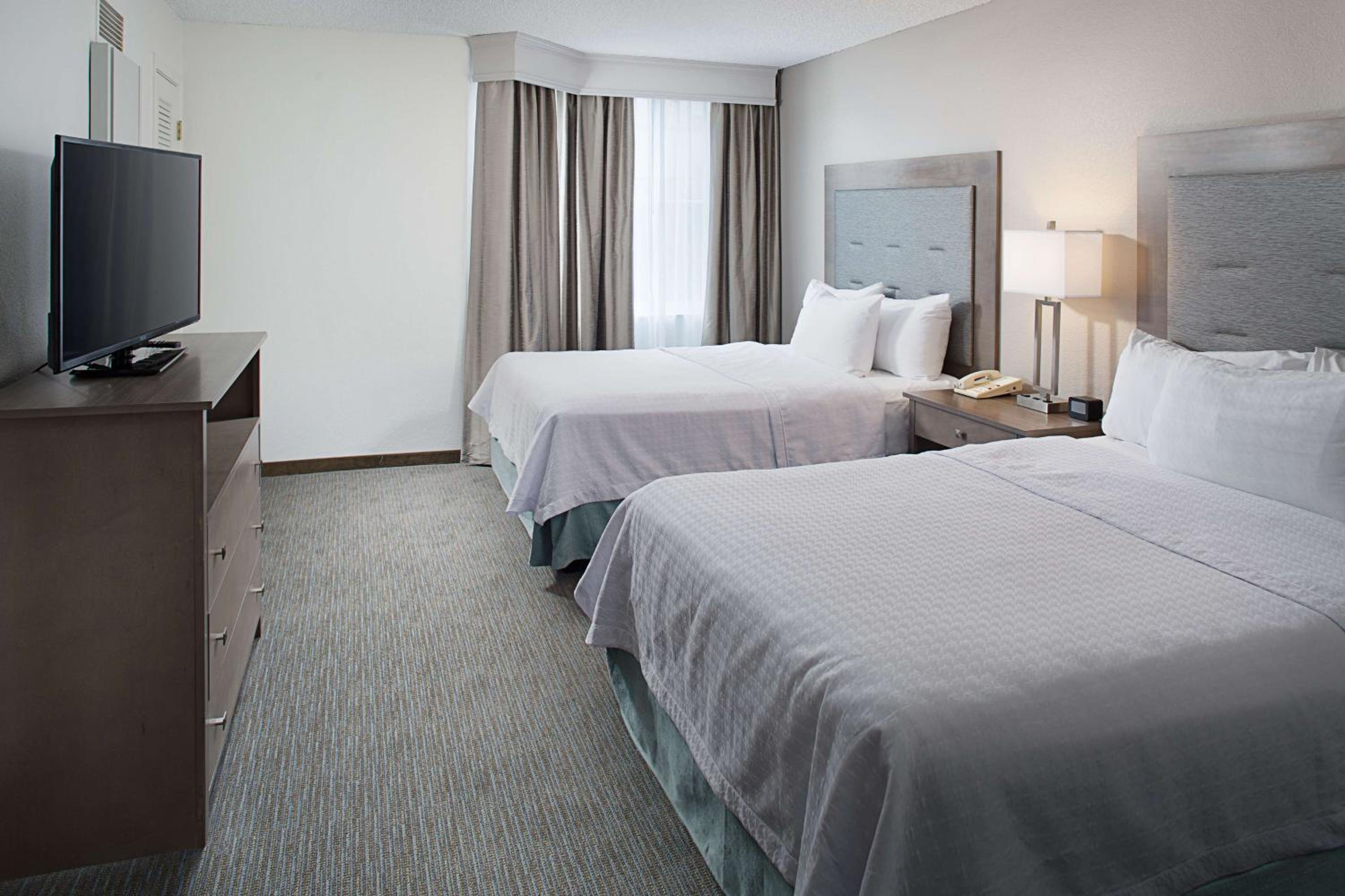 One-Bedroom Queen Suite with Two Queen Beds - Non-Smoking - Photo 3