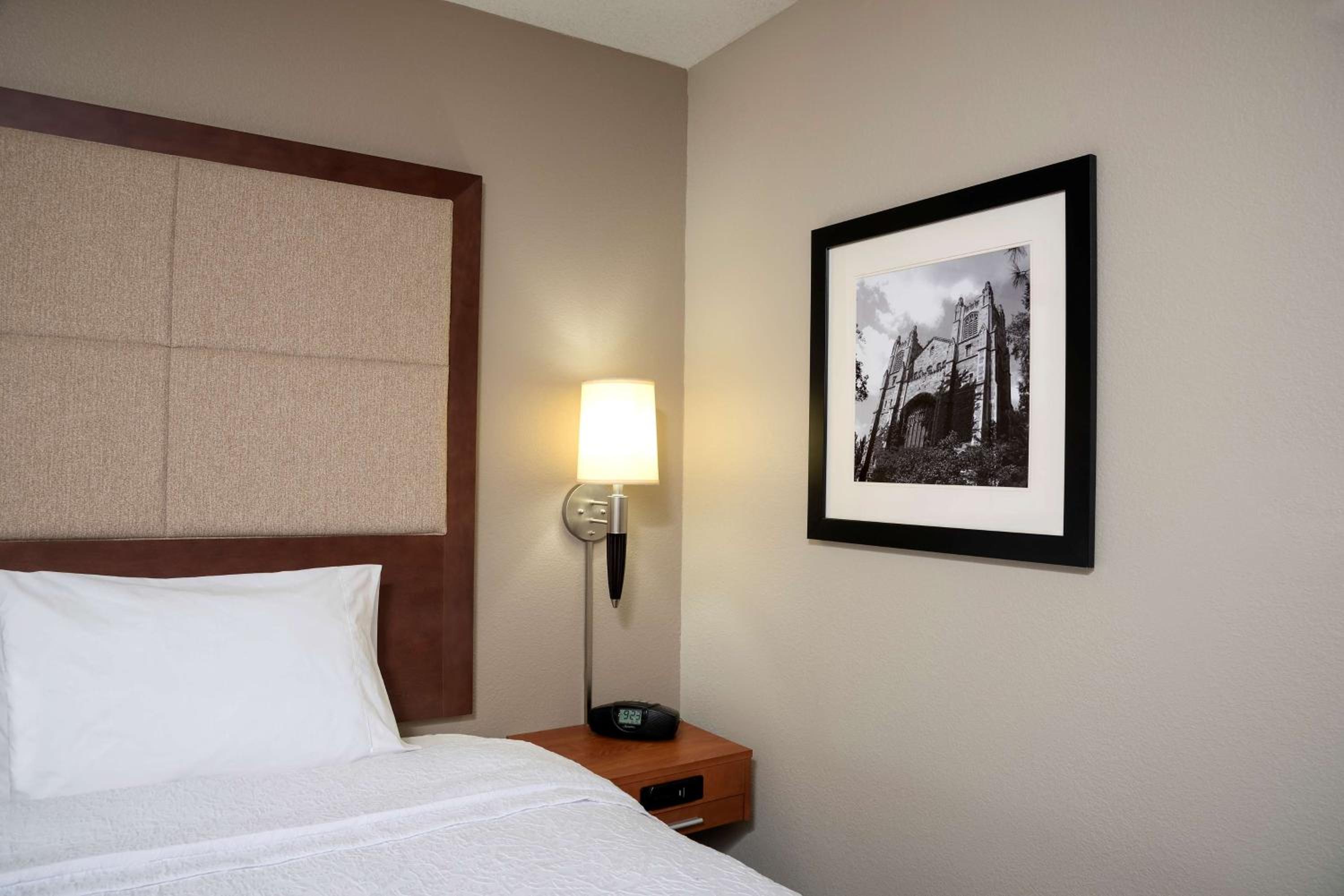 Executive King Room with Sofa Bed - Non-Smoking - Photo 2