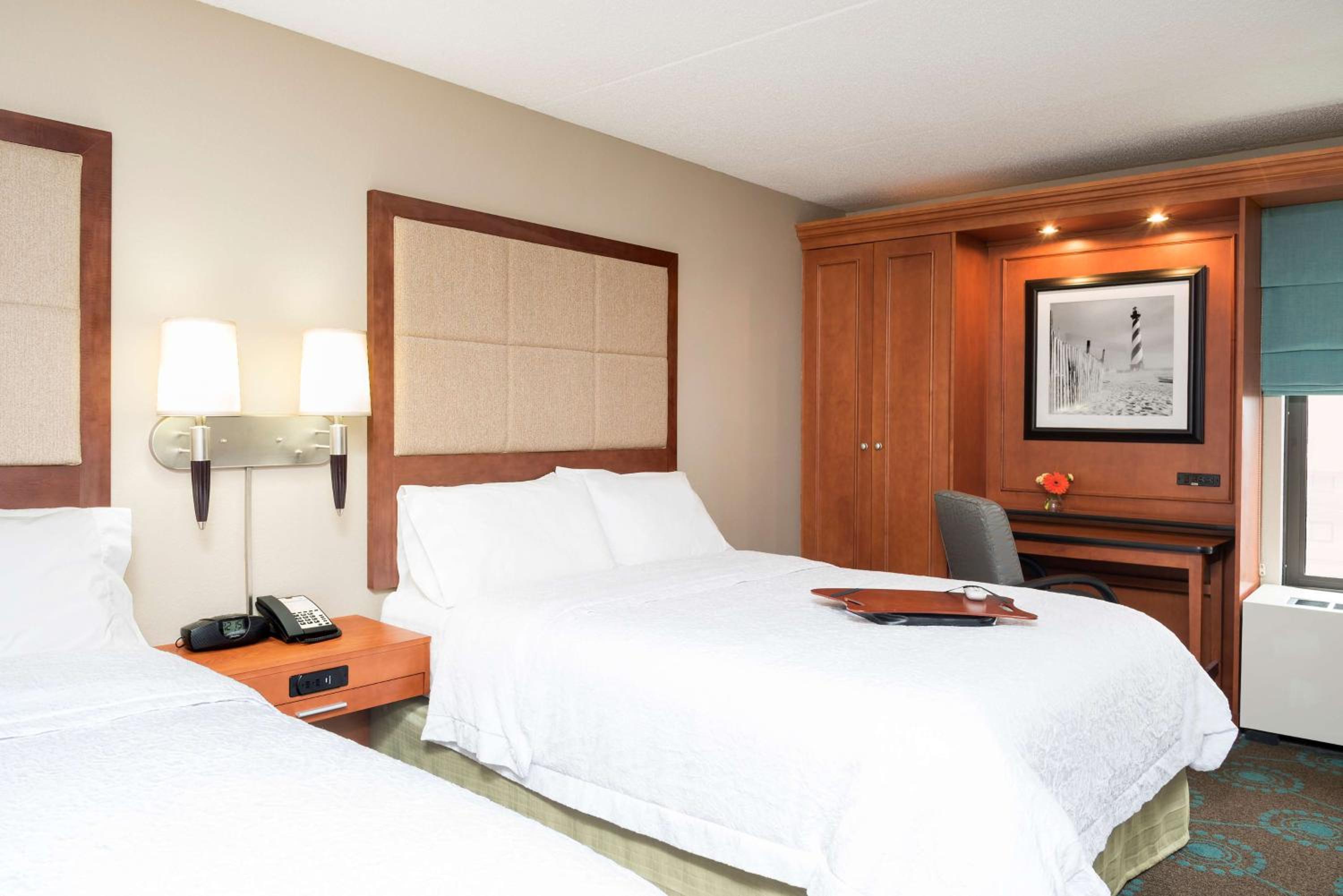 Queen Room with Two Queen Beds - Non-Smoking - Photo 2