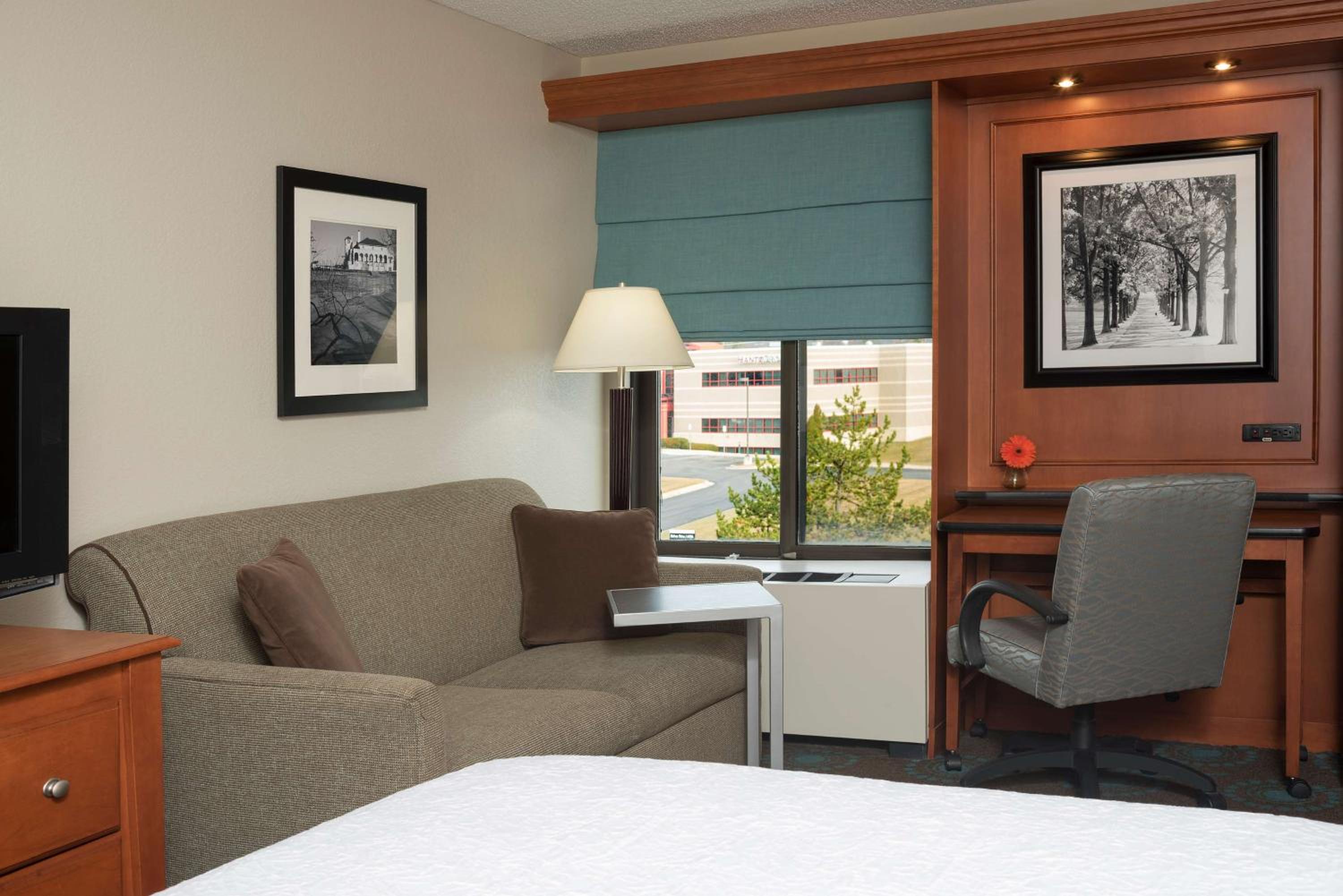 Executive King Room with Sofa Bed - Non-Smoking - Photo 3