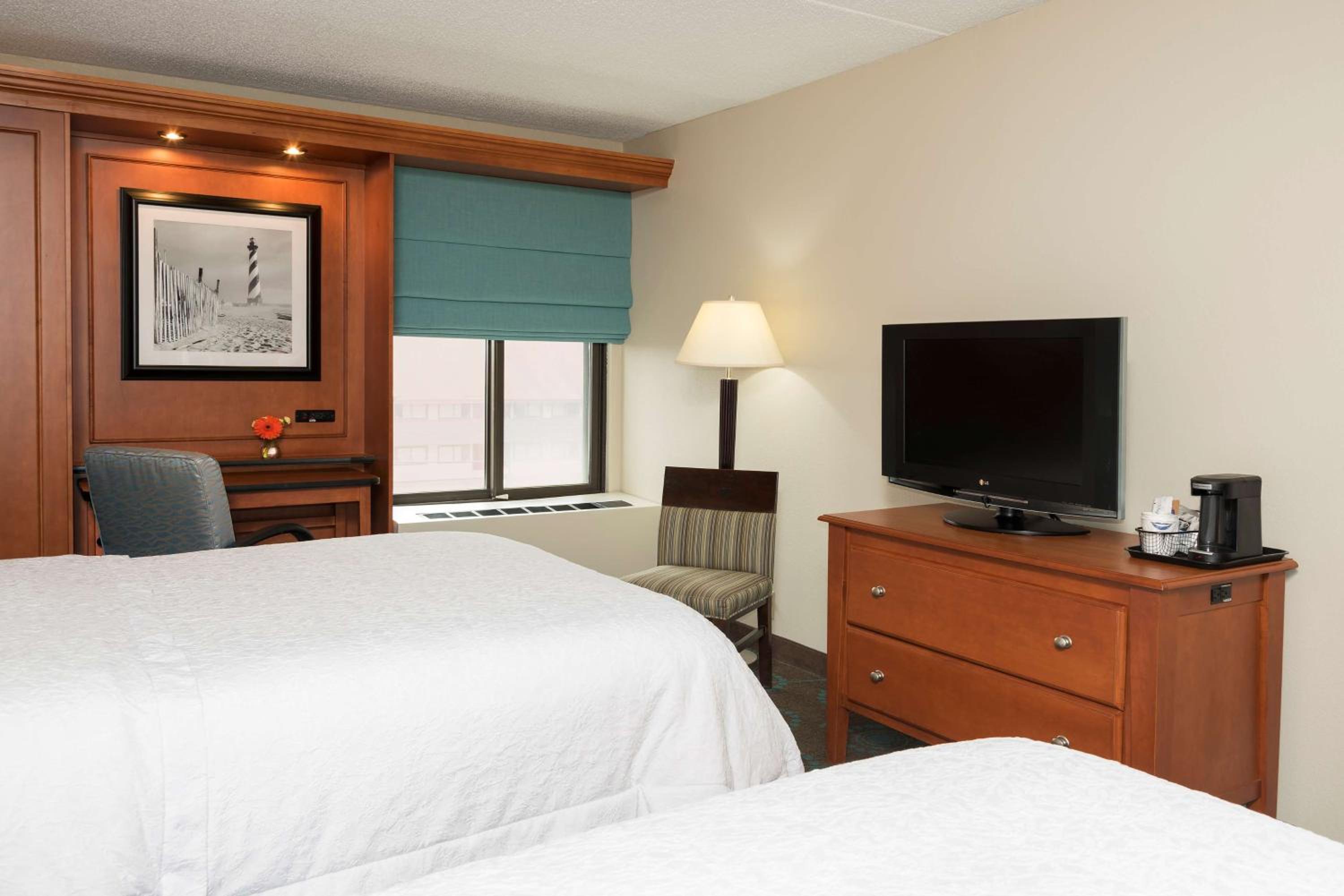 Queen Room with Two Queen Beds - Non-Smoking - Photo 3