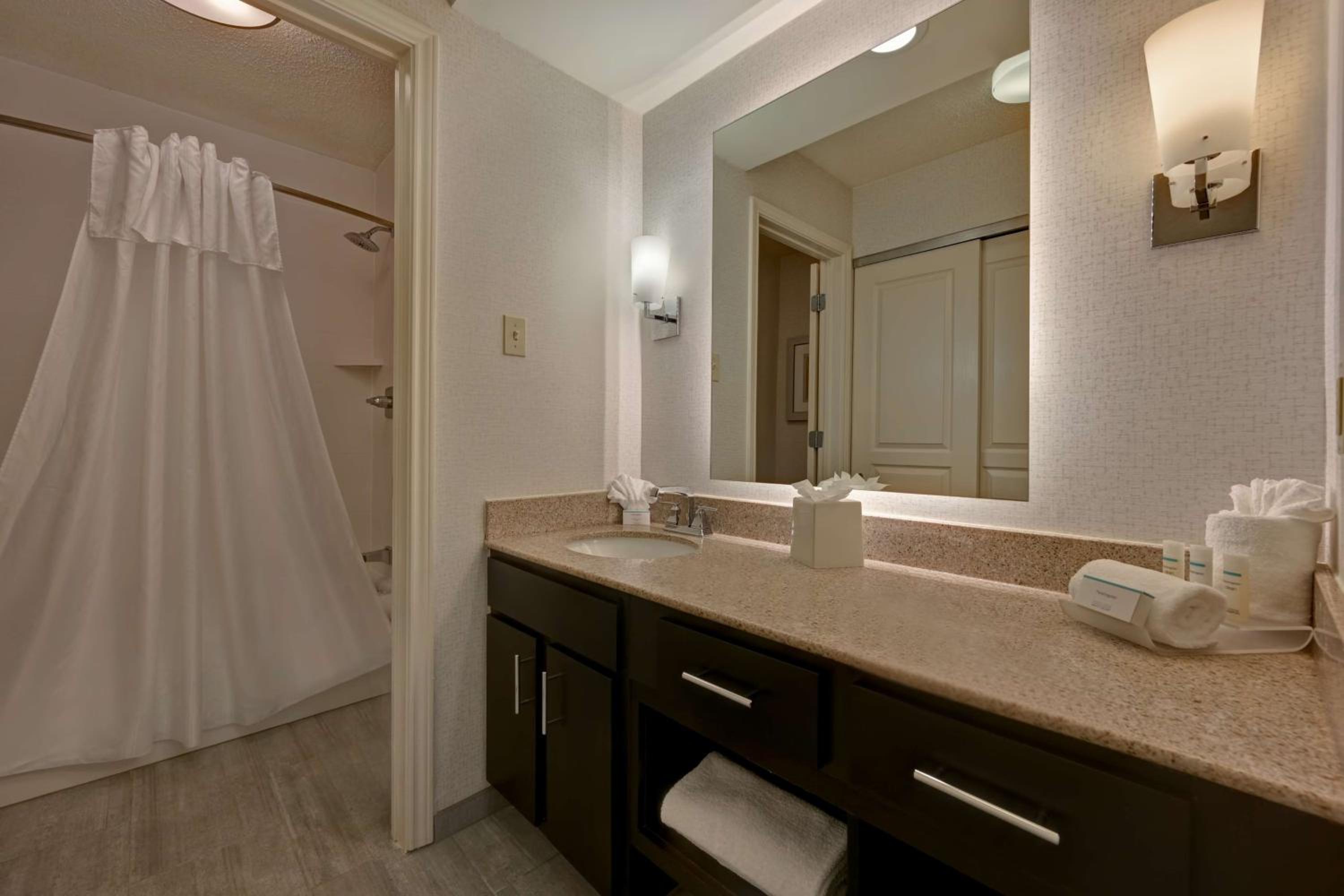 One-Bedroom King Suite - Non-Smoking - Photo 2