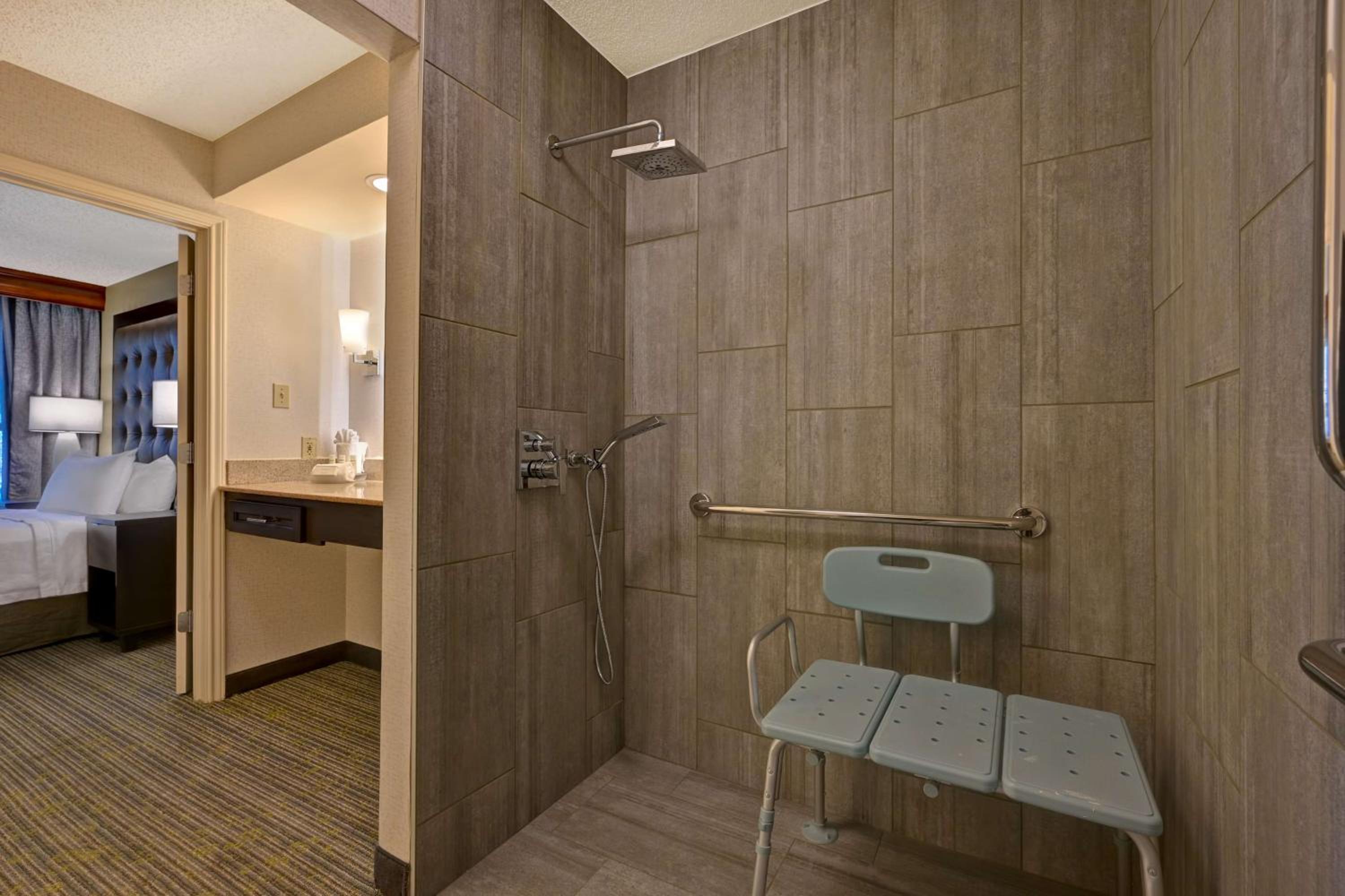 Double Suite with Roll In Shower - Disability Access/Non-Smoking - Photo 5