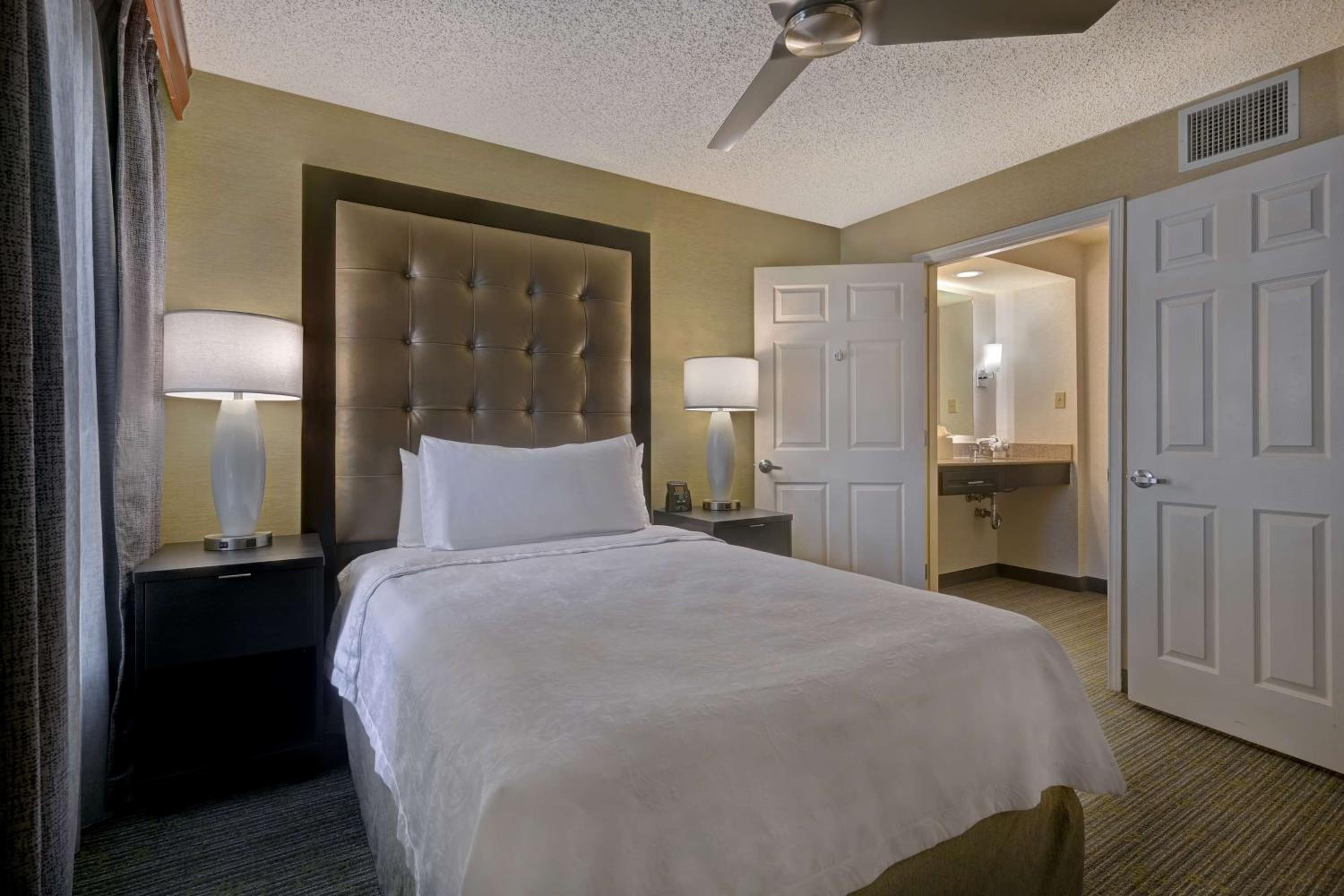 Double Suite with Roll In Shower - Disability Access/Non-Smoking - Photo 4