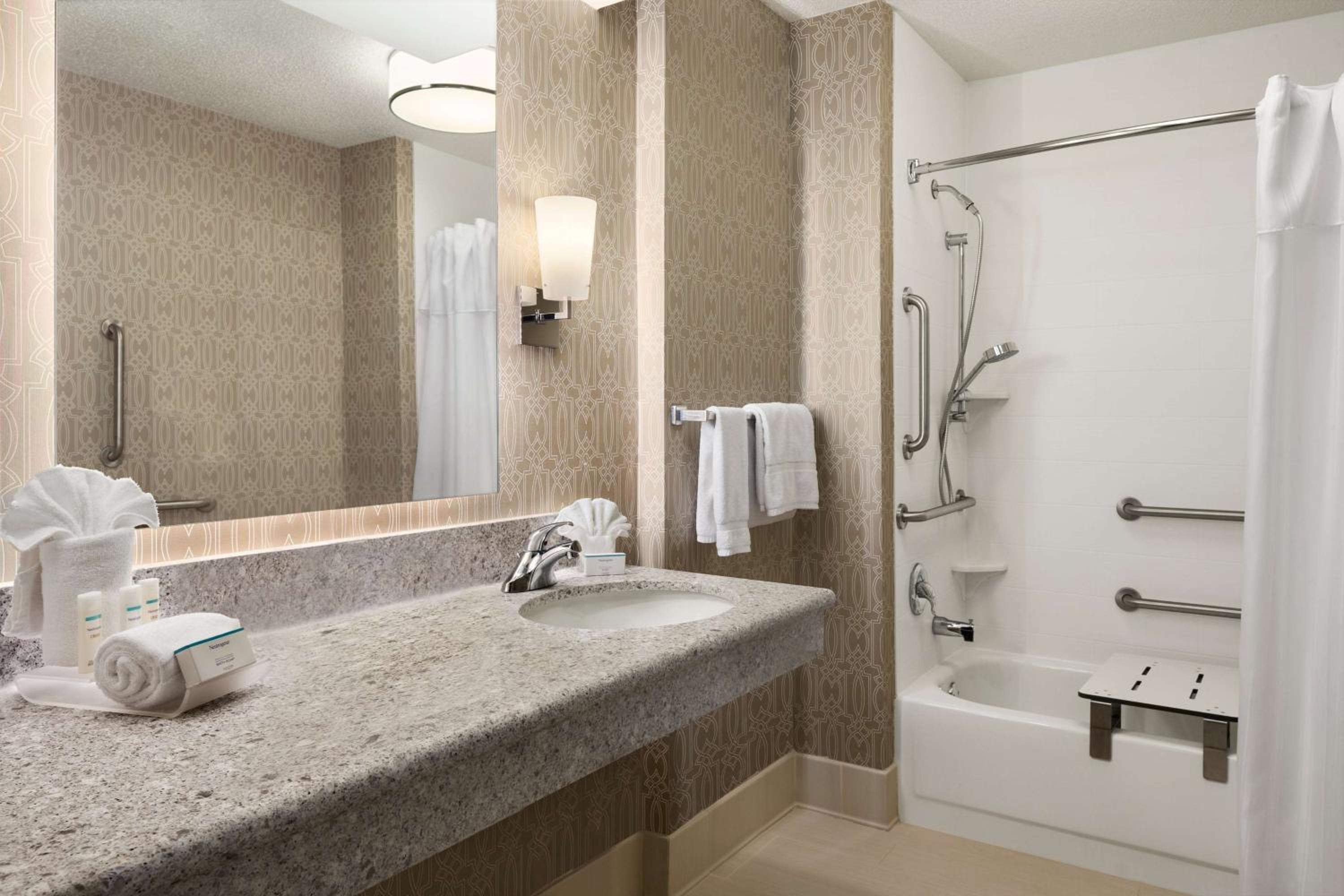 Double Suite with Bath Tub - Disability Access - Photo 3