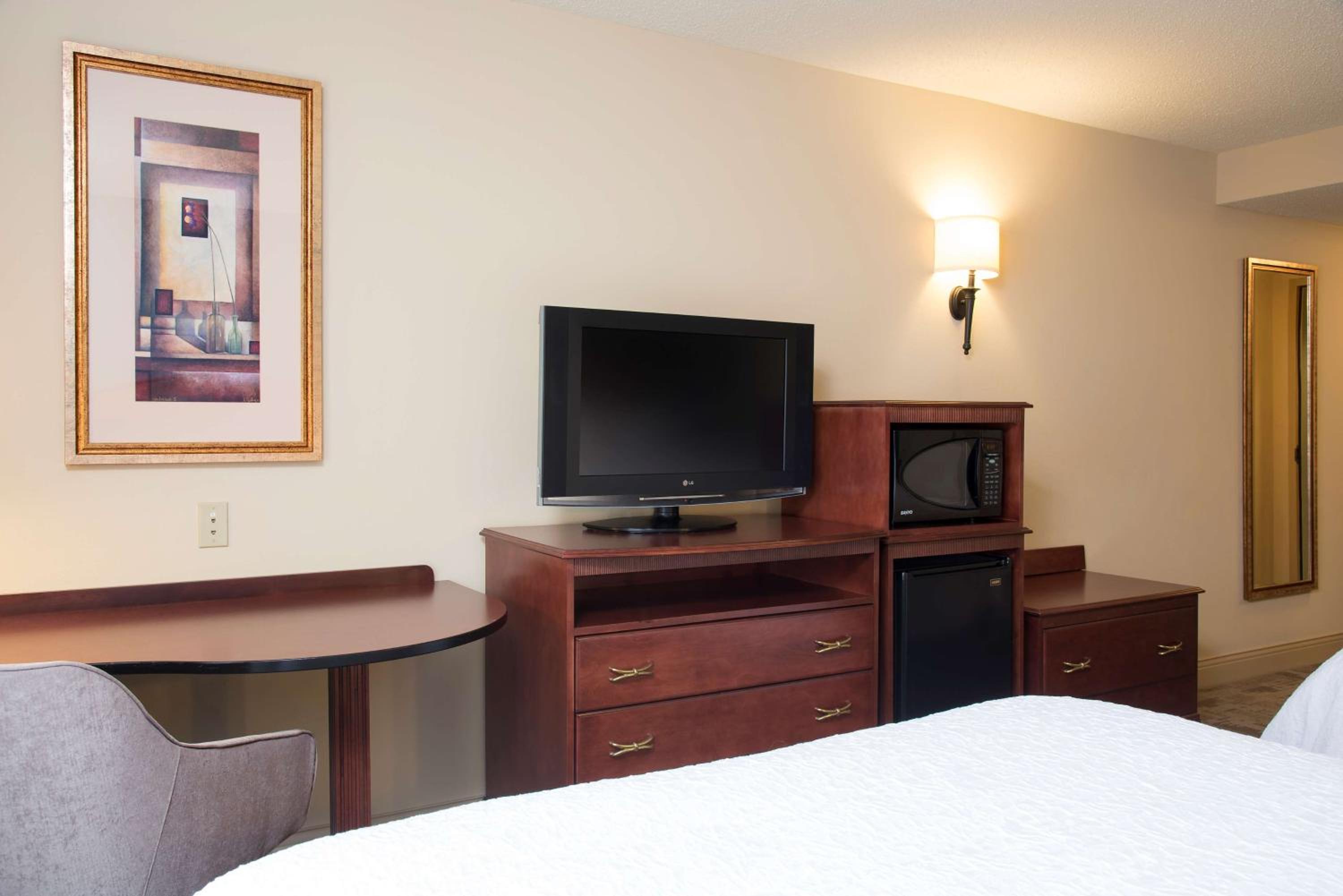 Queen Room with Two Queen Beds - Non-Smoking - Photo 2