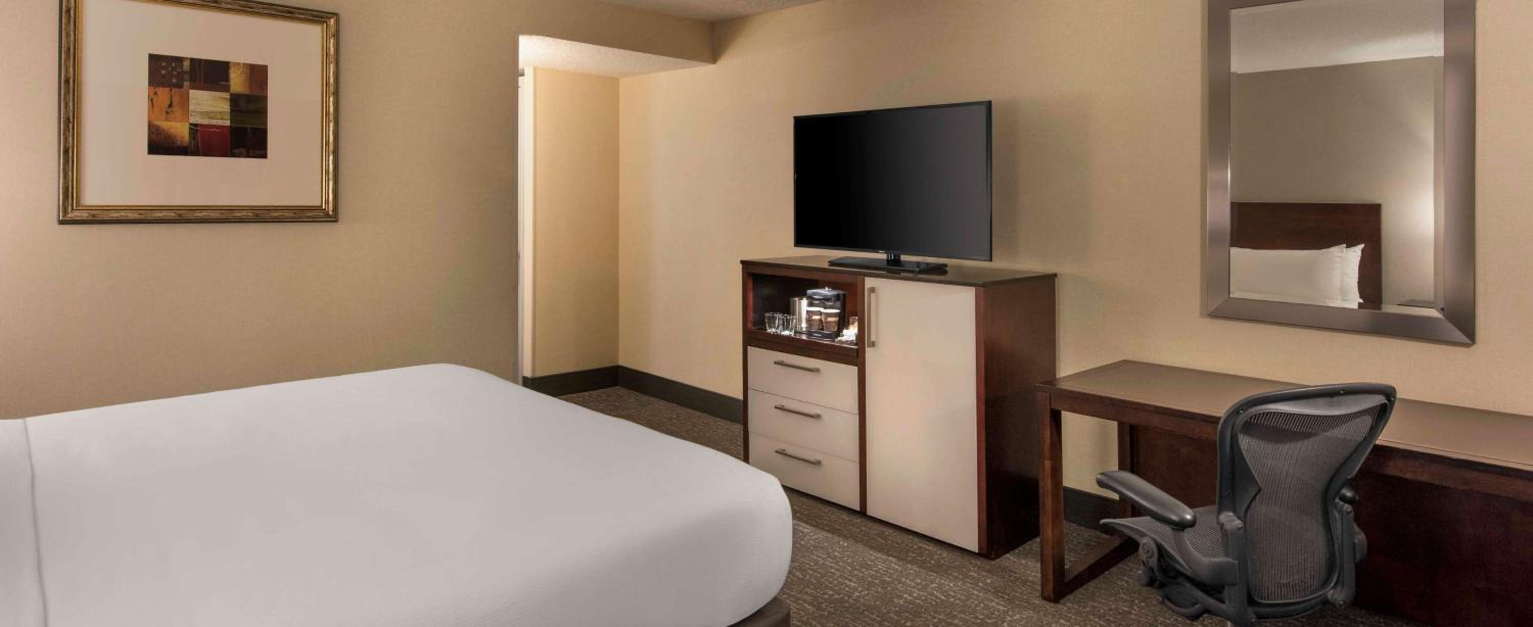 King Room - Non-Smoking - Photo 3