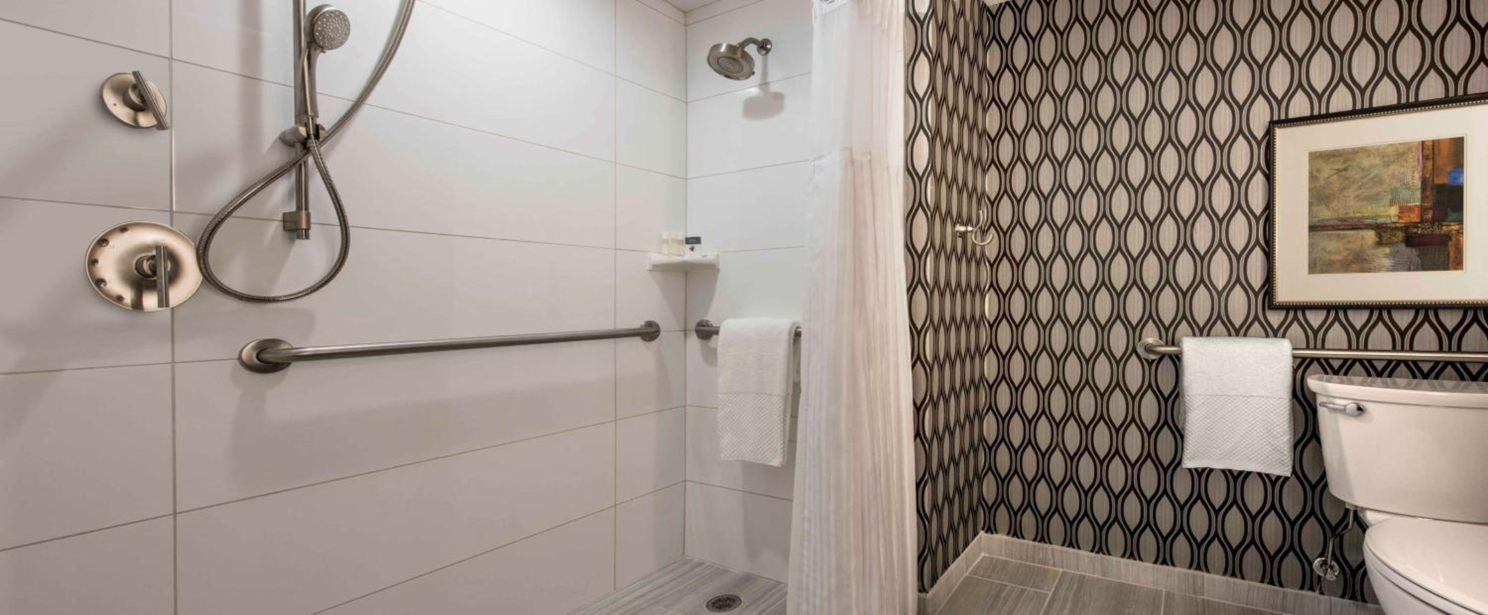 King Room with Roll-In Shower - Mobility Access/Non-Smoking - Photo 3