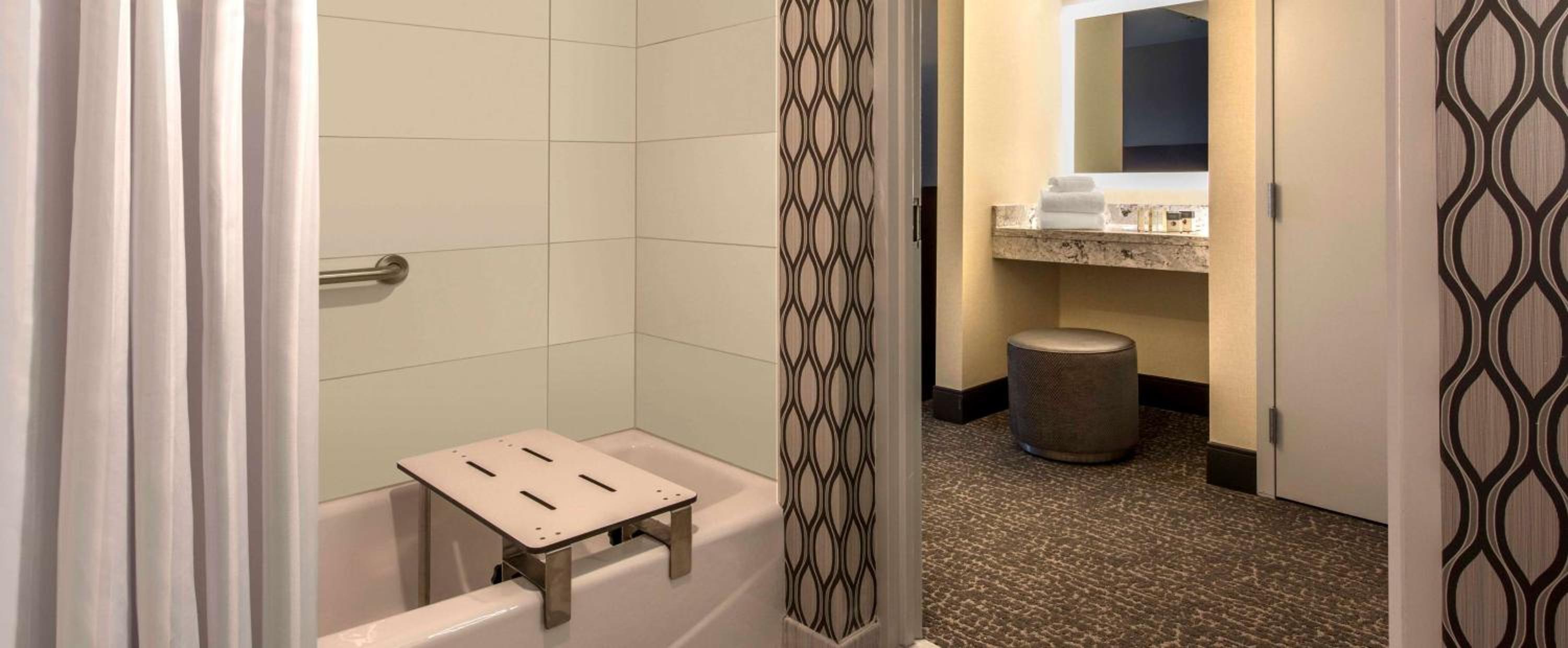 King Room Accessible Tub - Mobility Access/Non-Smoking - Photo 2
