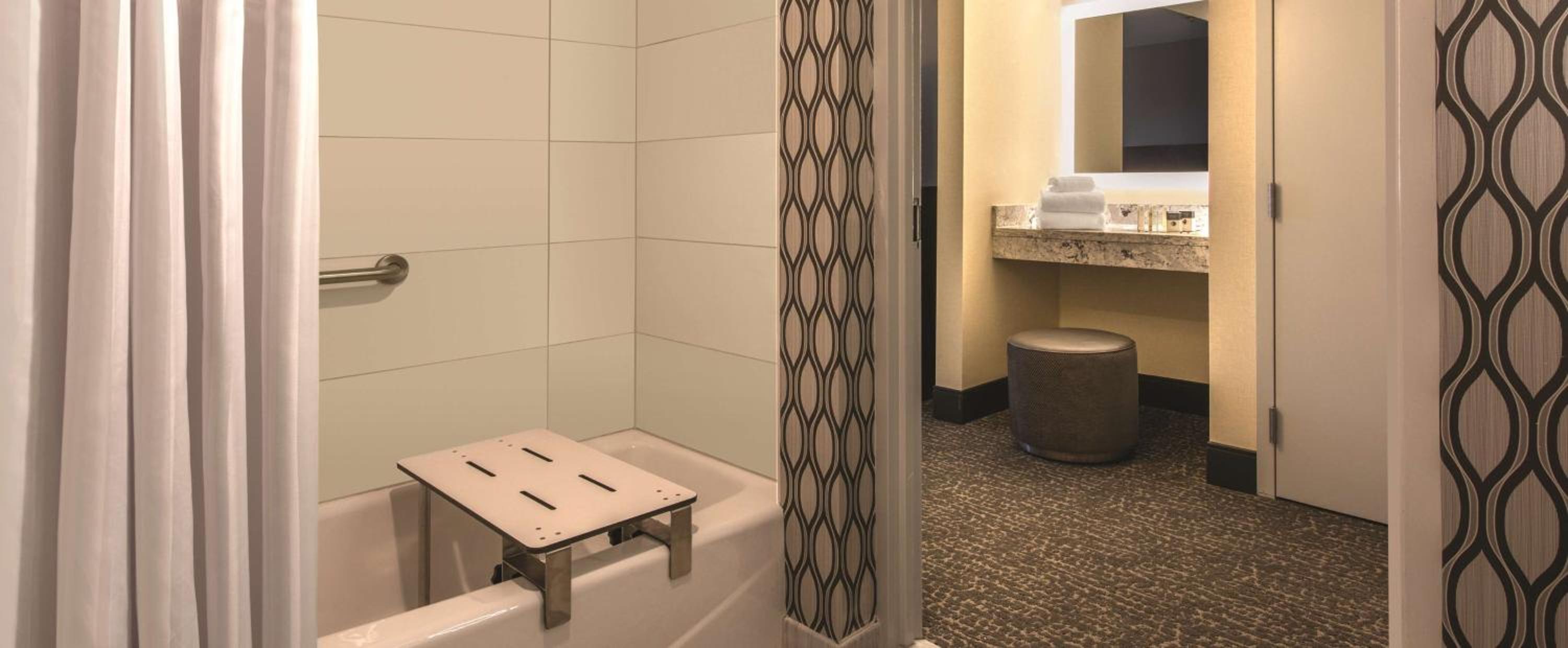 King Room Accessible Tub - Mobility Access/Non-Smoking - Photo 4