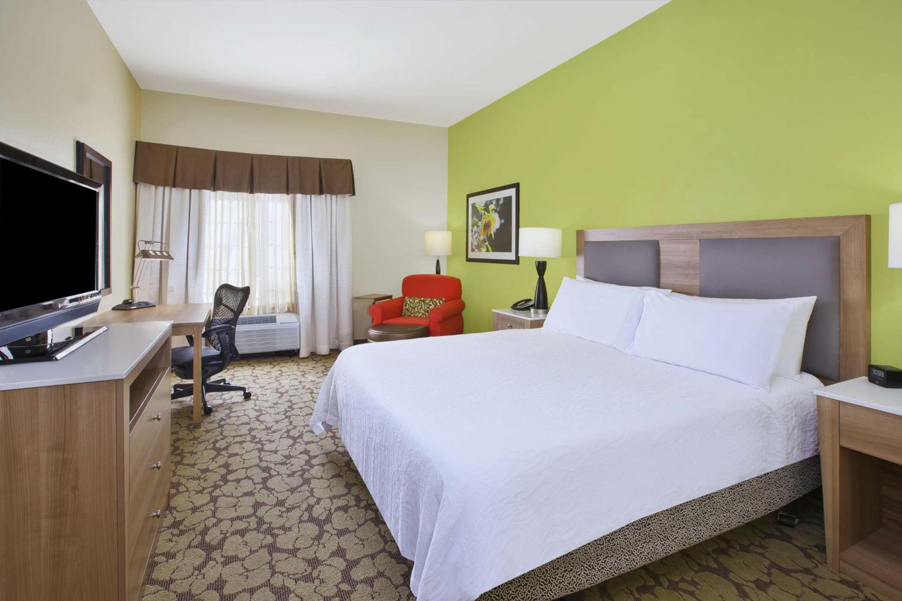Deluxe King Room with Lake View - Photo 1
