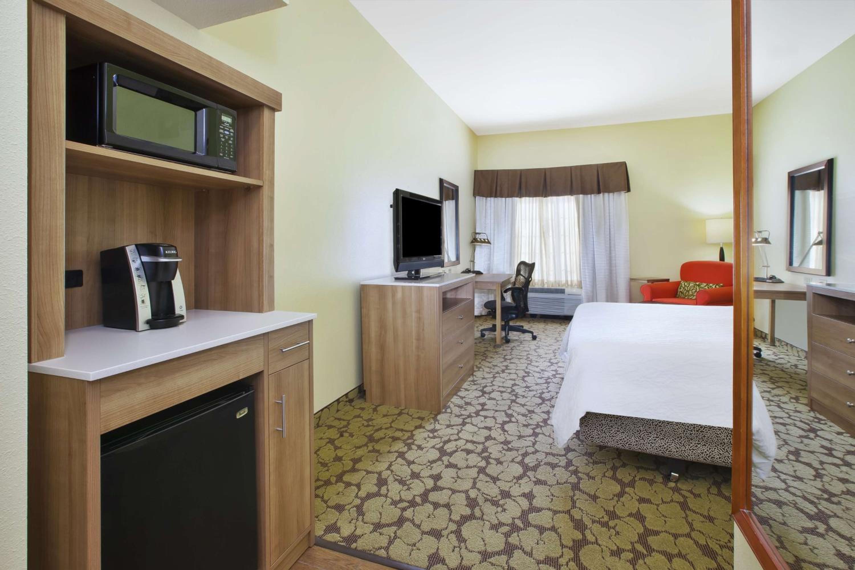 Deluxe King Room with Lake View - Photo 3