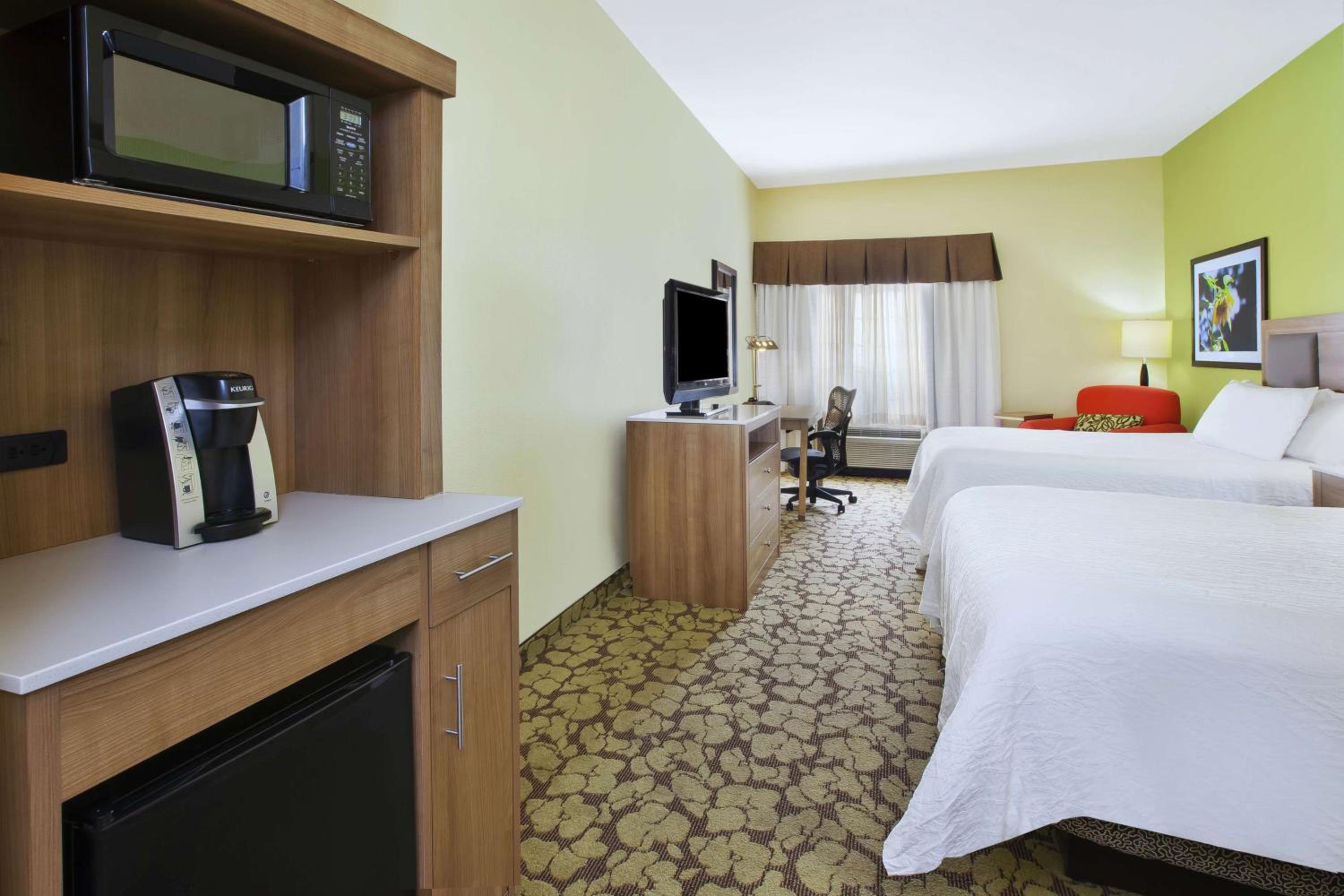 Queen Room with Two Queen Beds - Photo 3