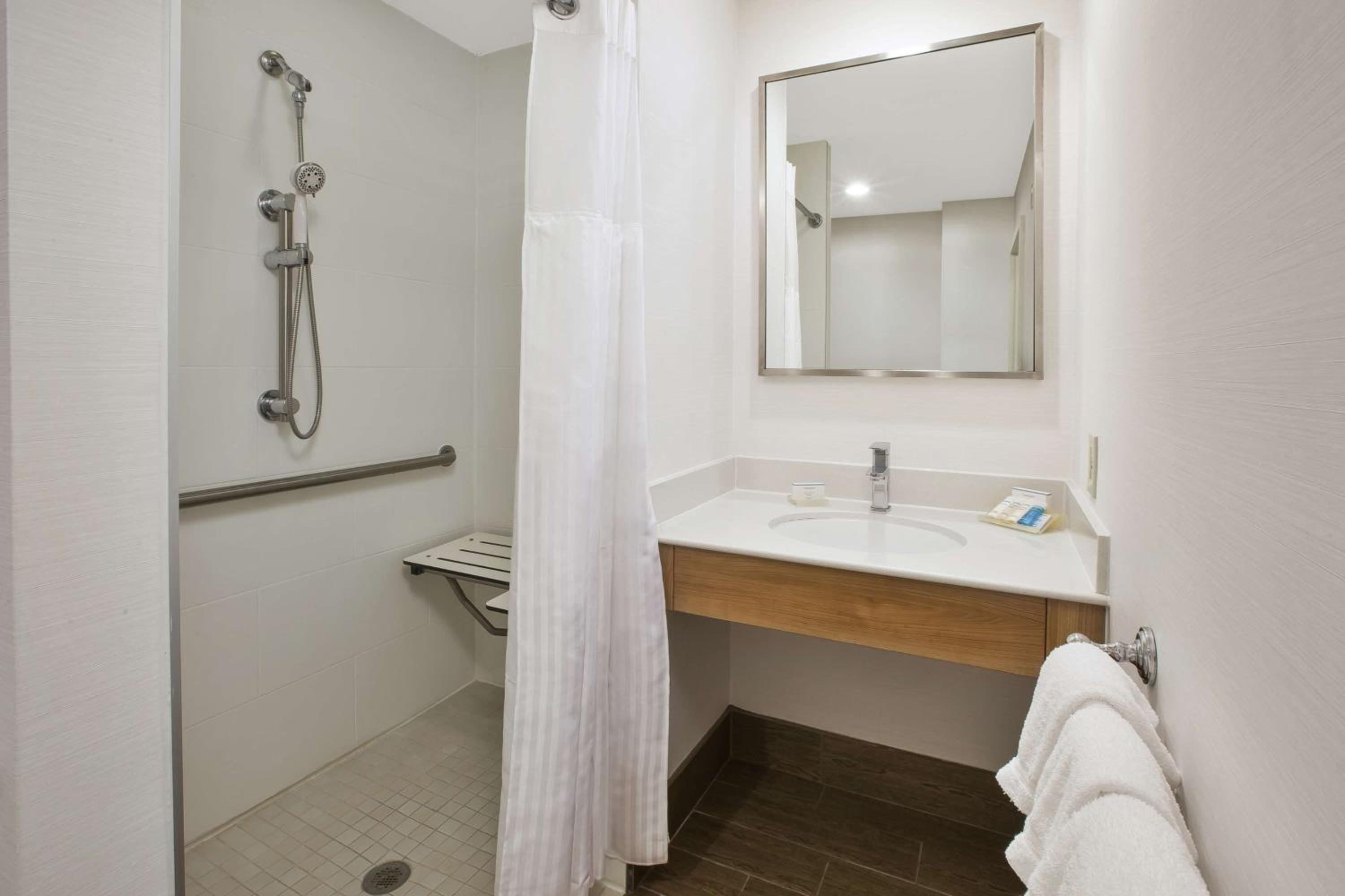 Queen Room with Two Queen Beds - Hearing Access - Photo 2