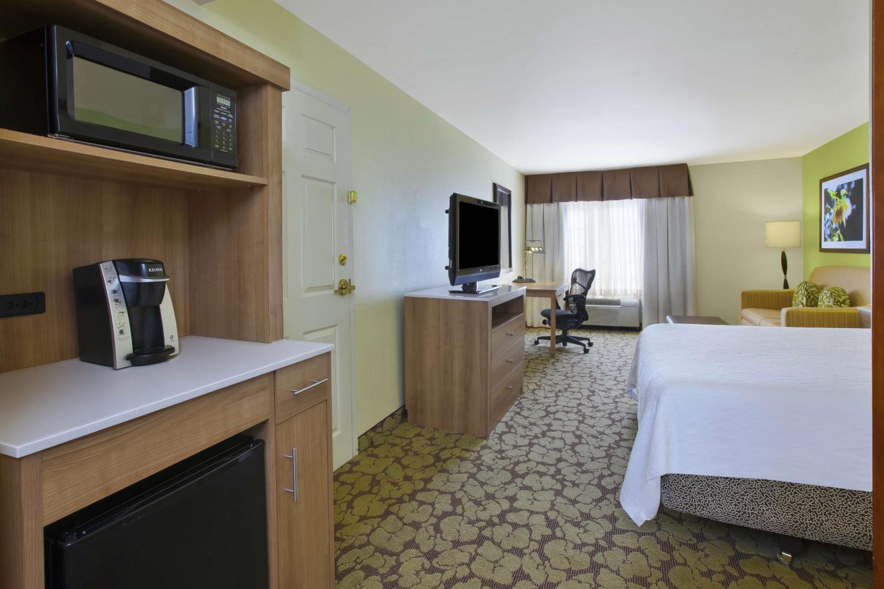 King Room with Bath Tub - Mobility/Hearing Accessible - Non-Smoking - Photo 2