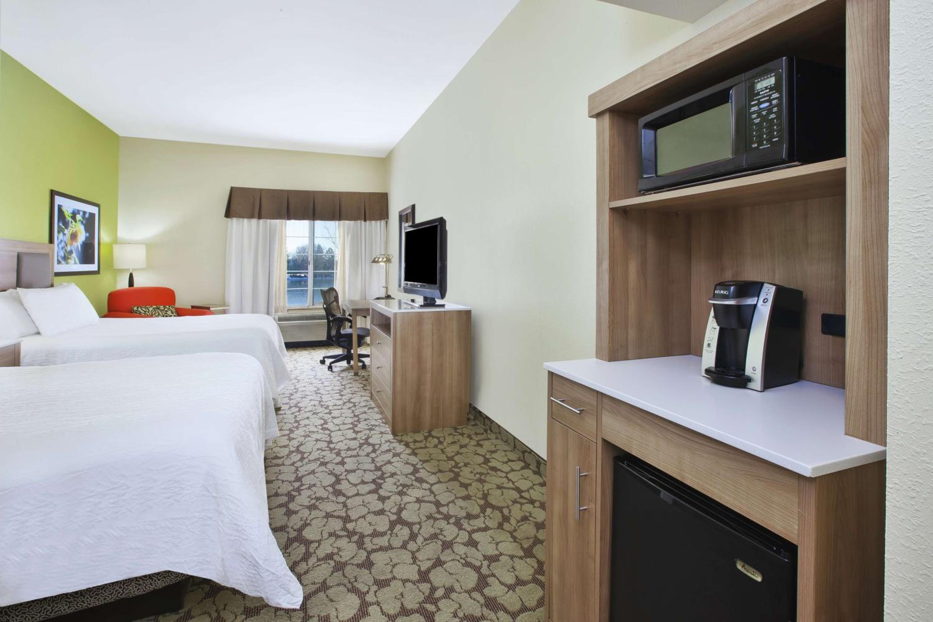 Deluxe Queen Room with Two Queen Beds - Lake View - Photo 3
