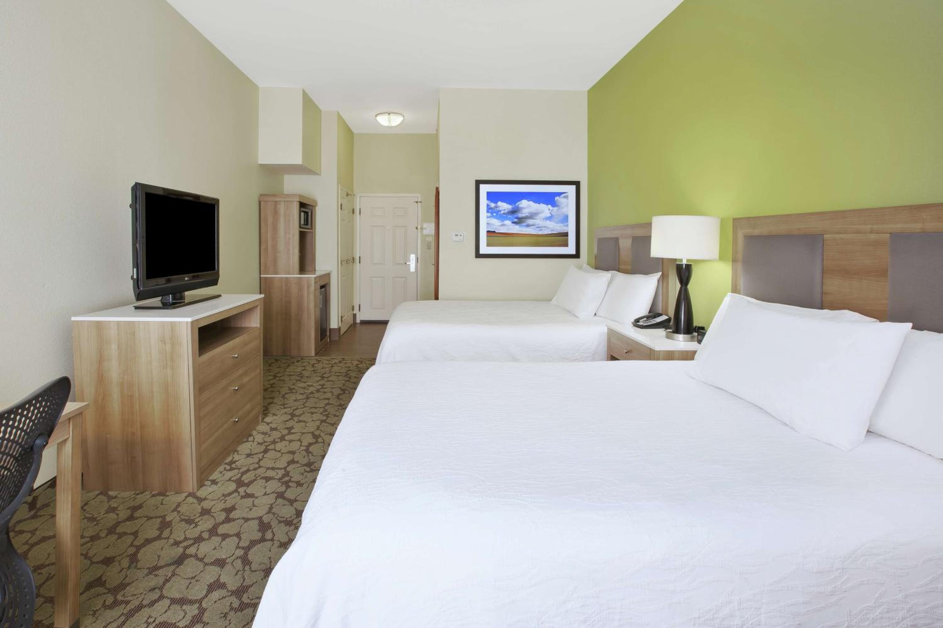 Deluxe Queen Room with Two Queen Beds - Lake View - Photo 2