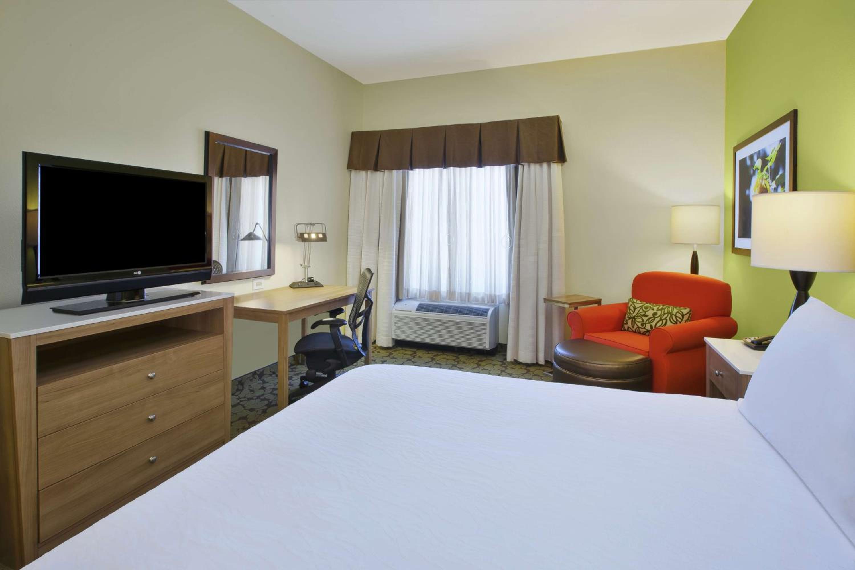 Deluxe King Room with Lake View - Photo 2