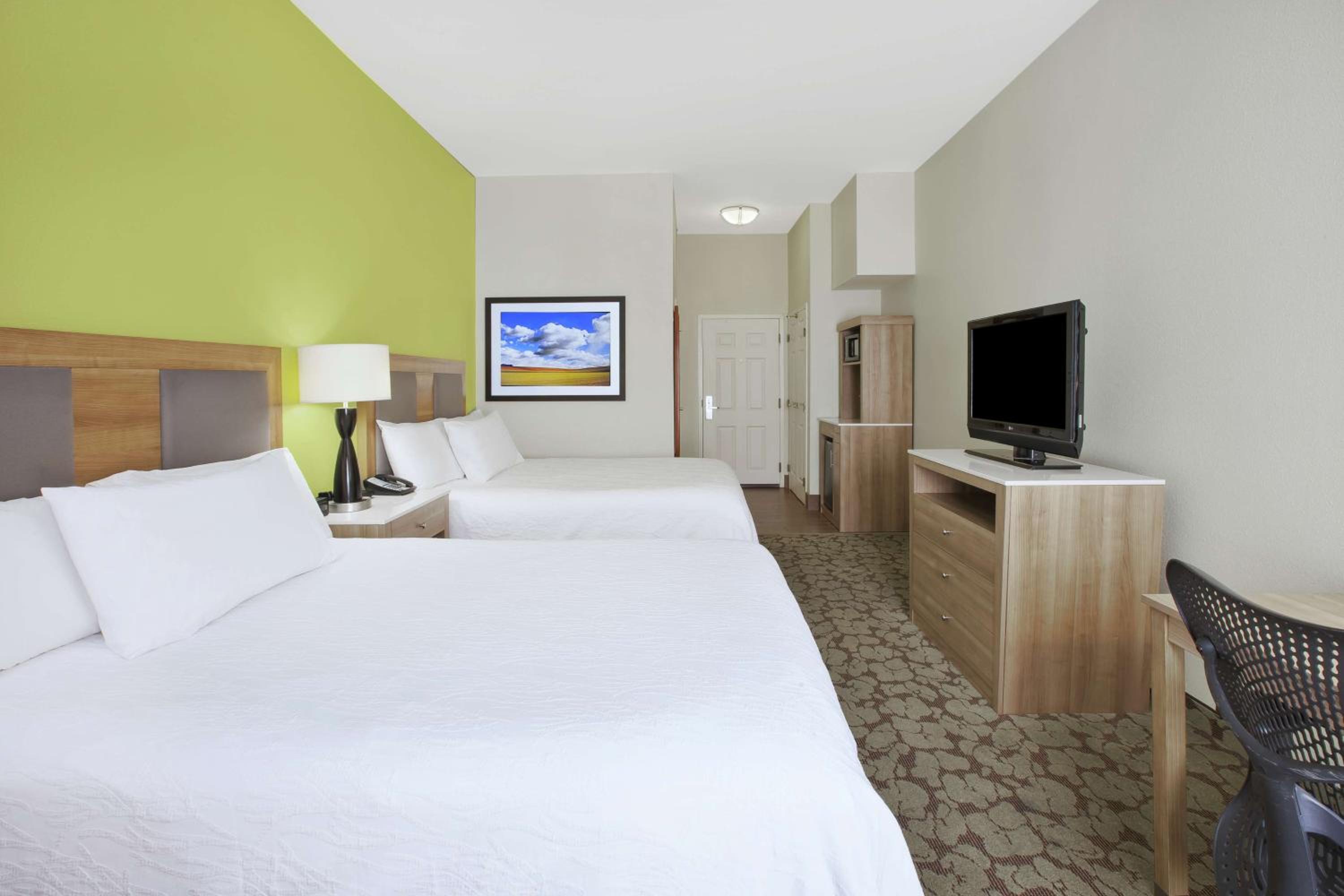 Queen Room with Two Queen Beds - Photo 2