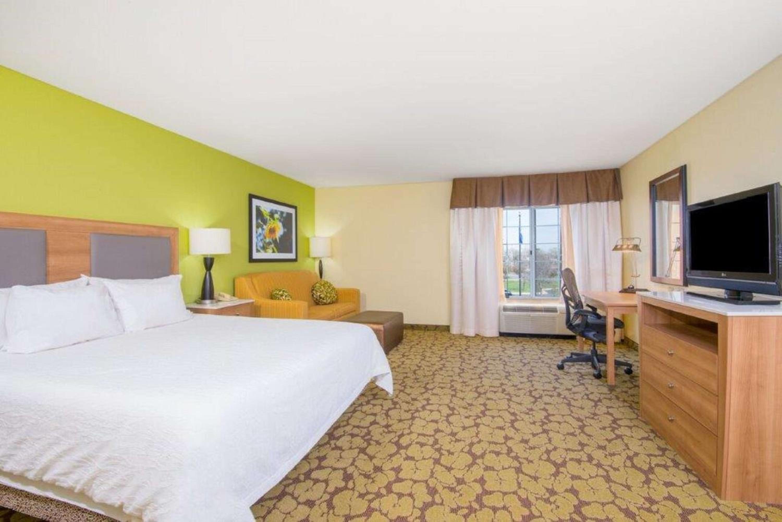 King Room with Sofa Bed - Photo 1