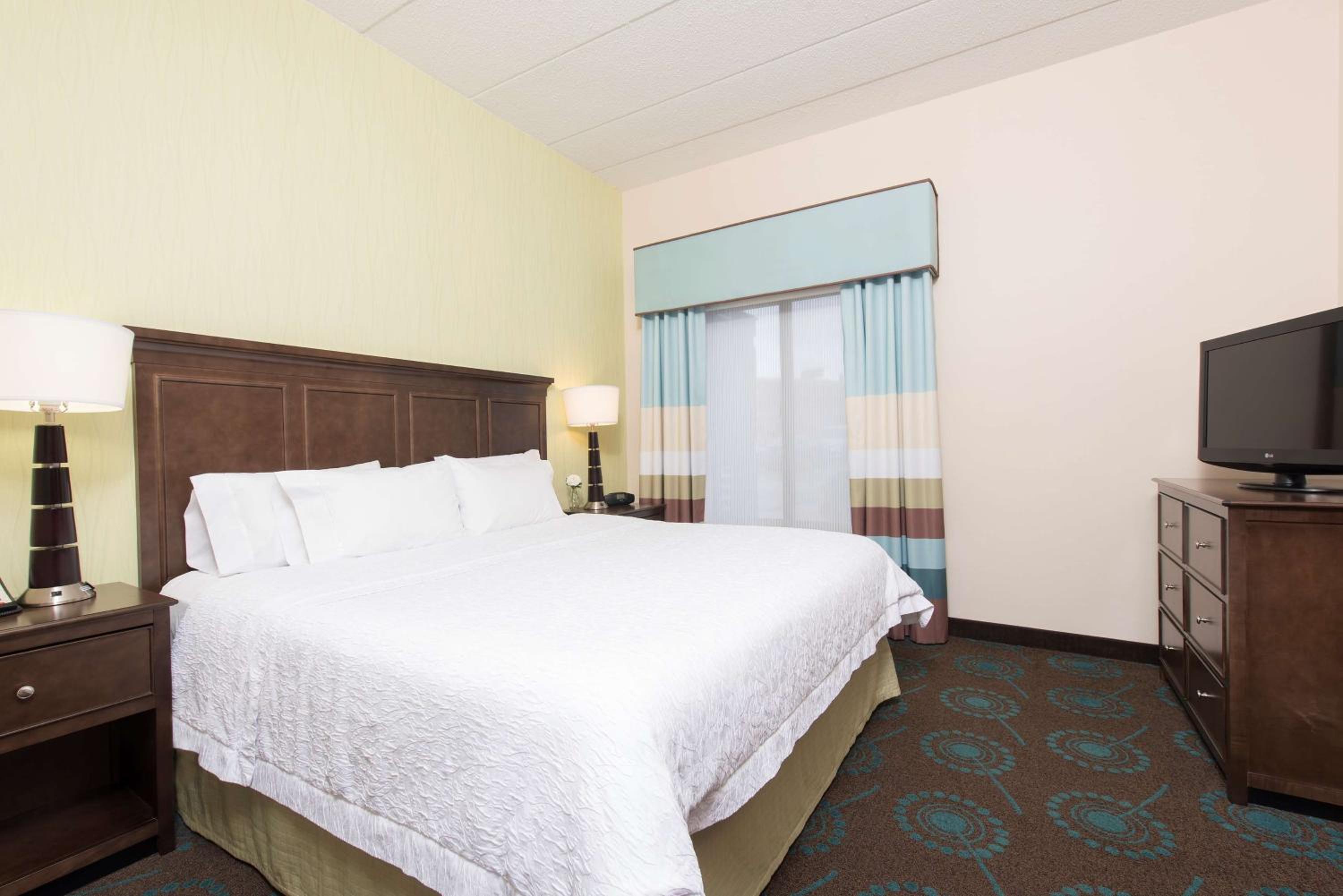 One-Bedroom King Suite with Kitchen - Non-Smoking
