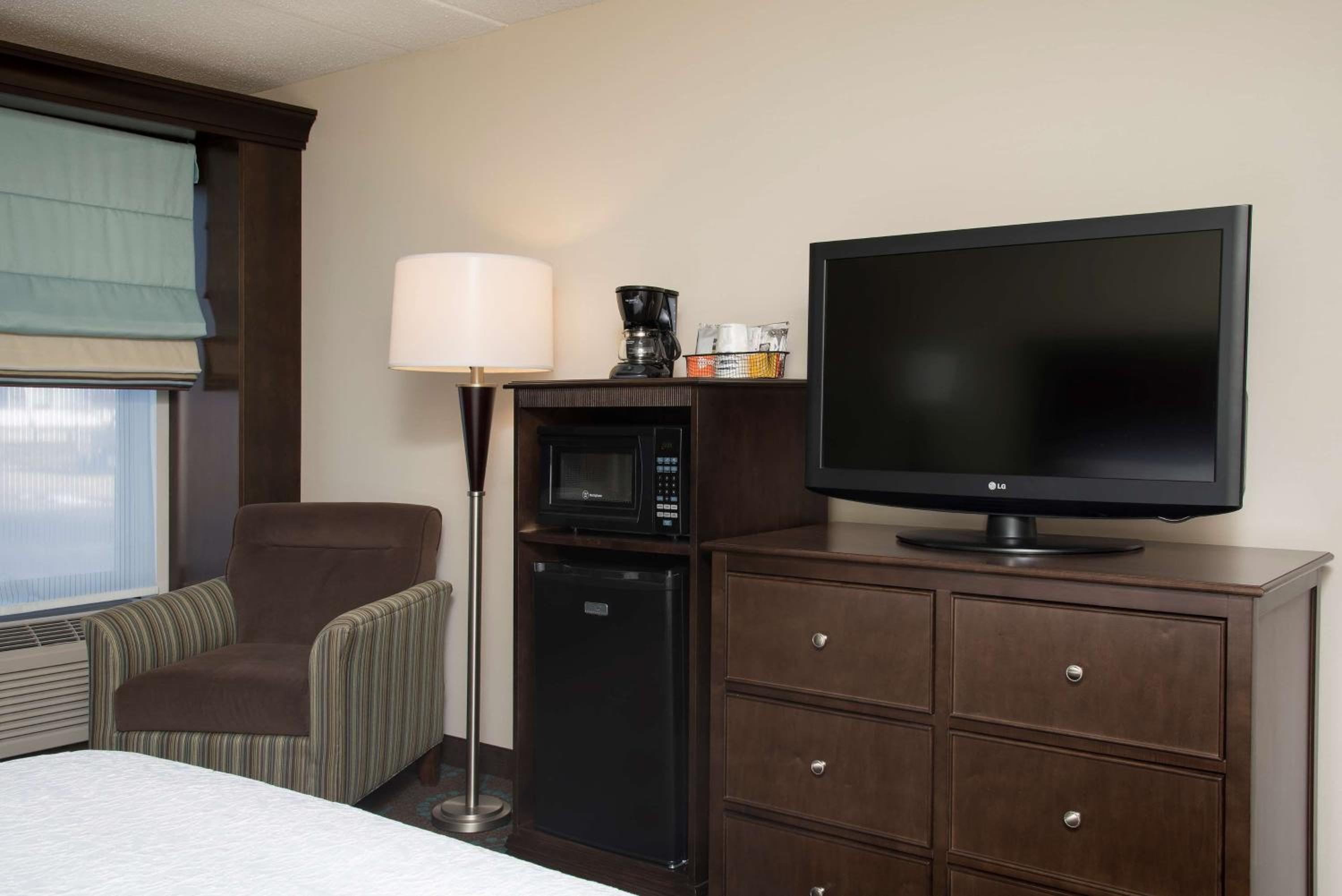 King Room with King Bed - Non-Smoking photo 3