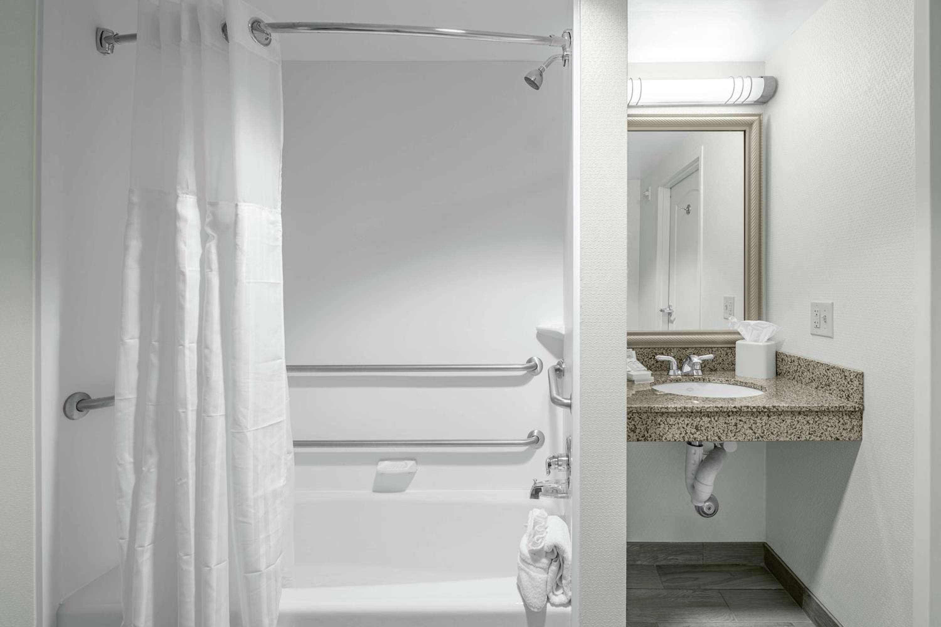 King Room with Bath Tub - Mobility Access - Photo 6