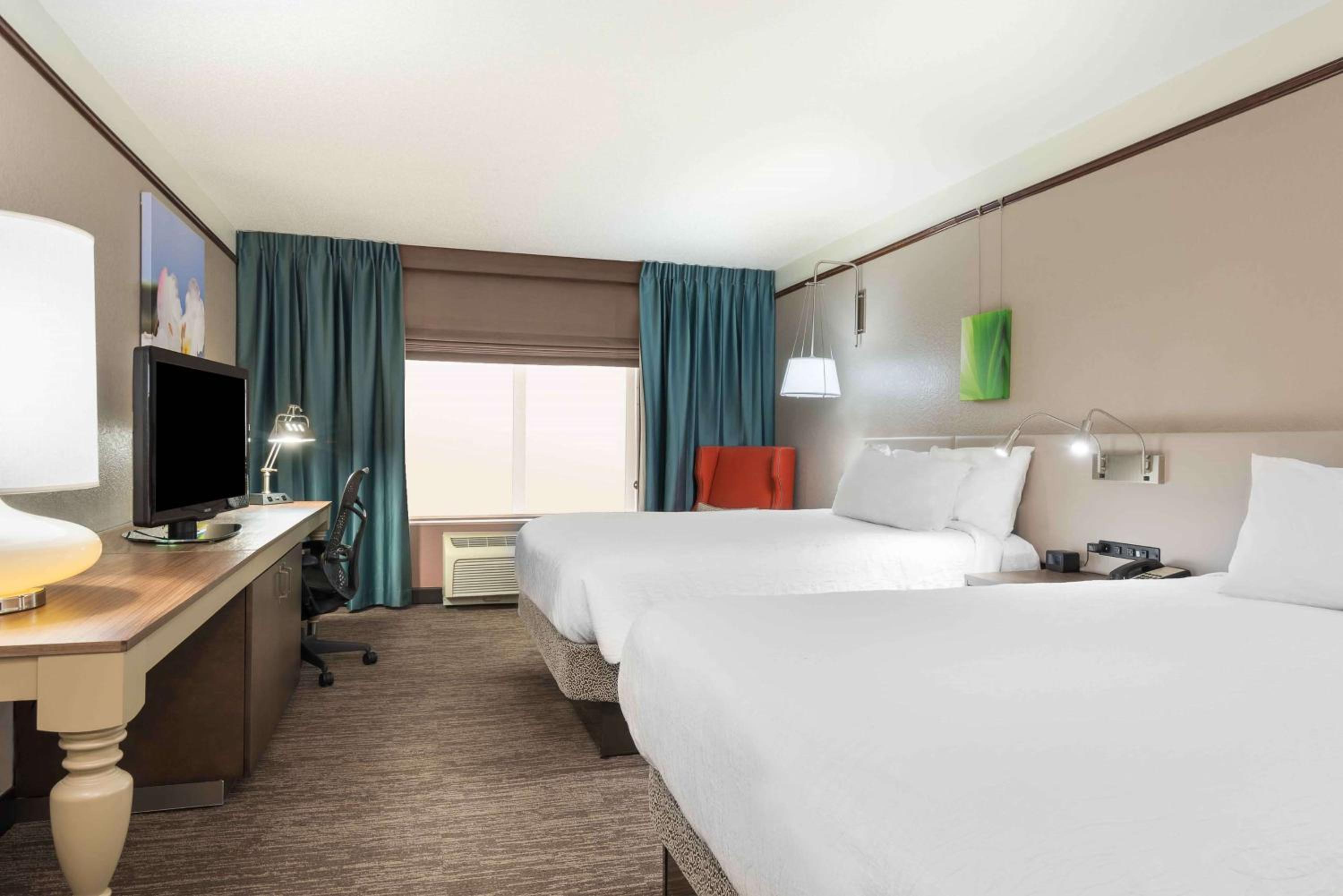 Queen Room with Two Queen Beds - Photo 3