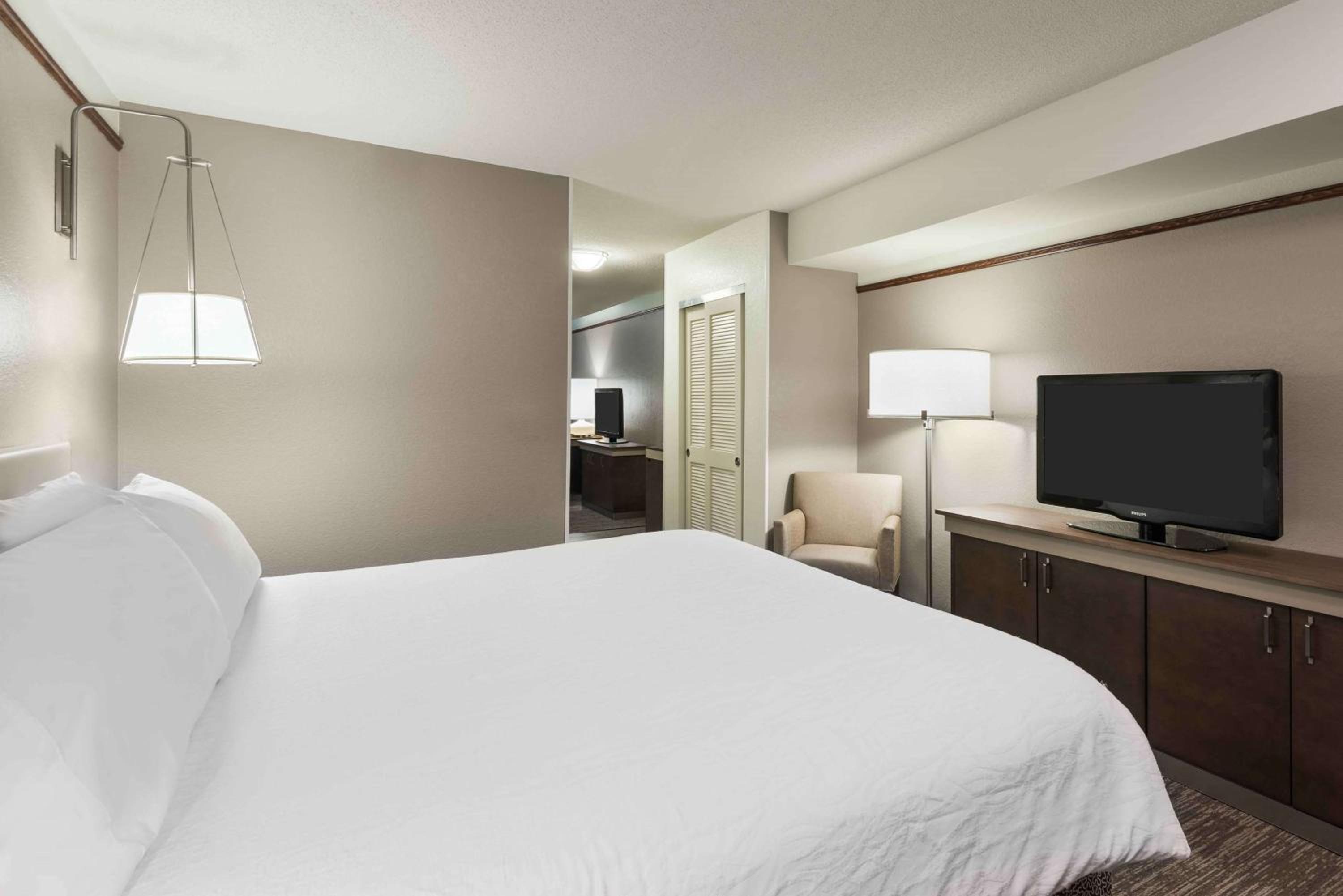Junior King Suite with Sofa Bed - Photo 6