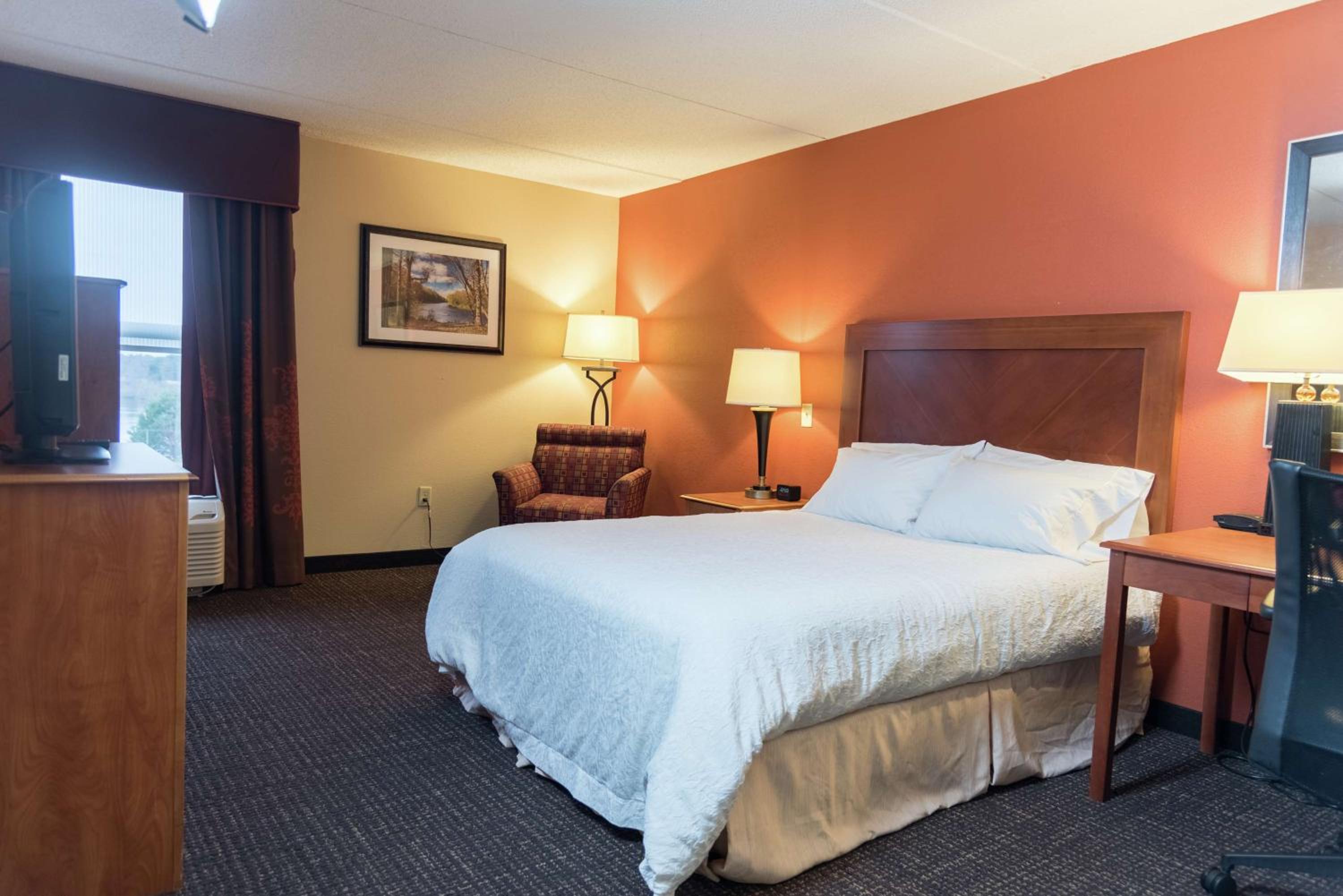 Queen Room with Mobility Access/Non-Smoking - Photo 1