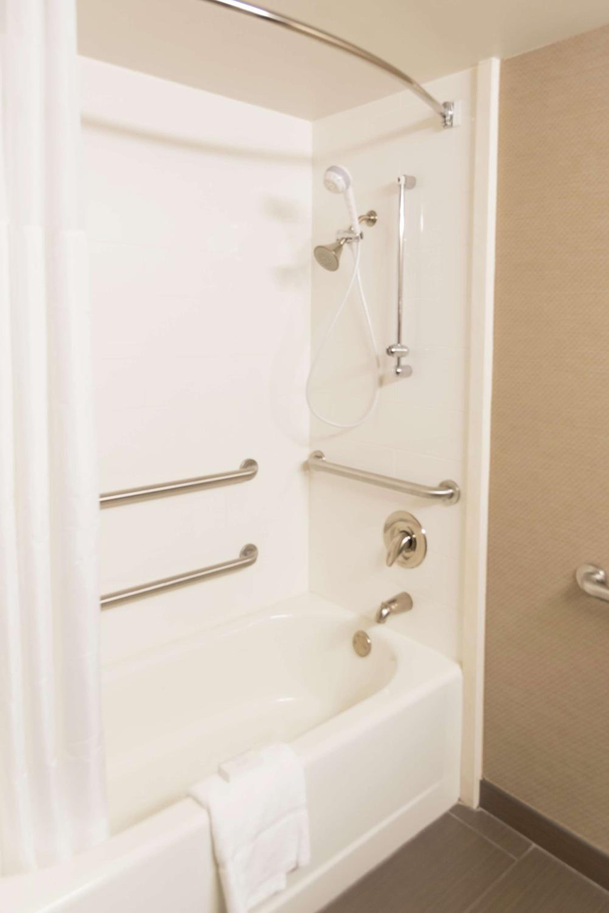 Queen Room with Mobility Access/Non-Smoking - Photo 3