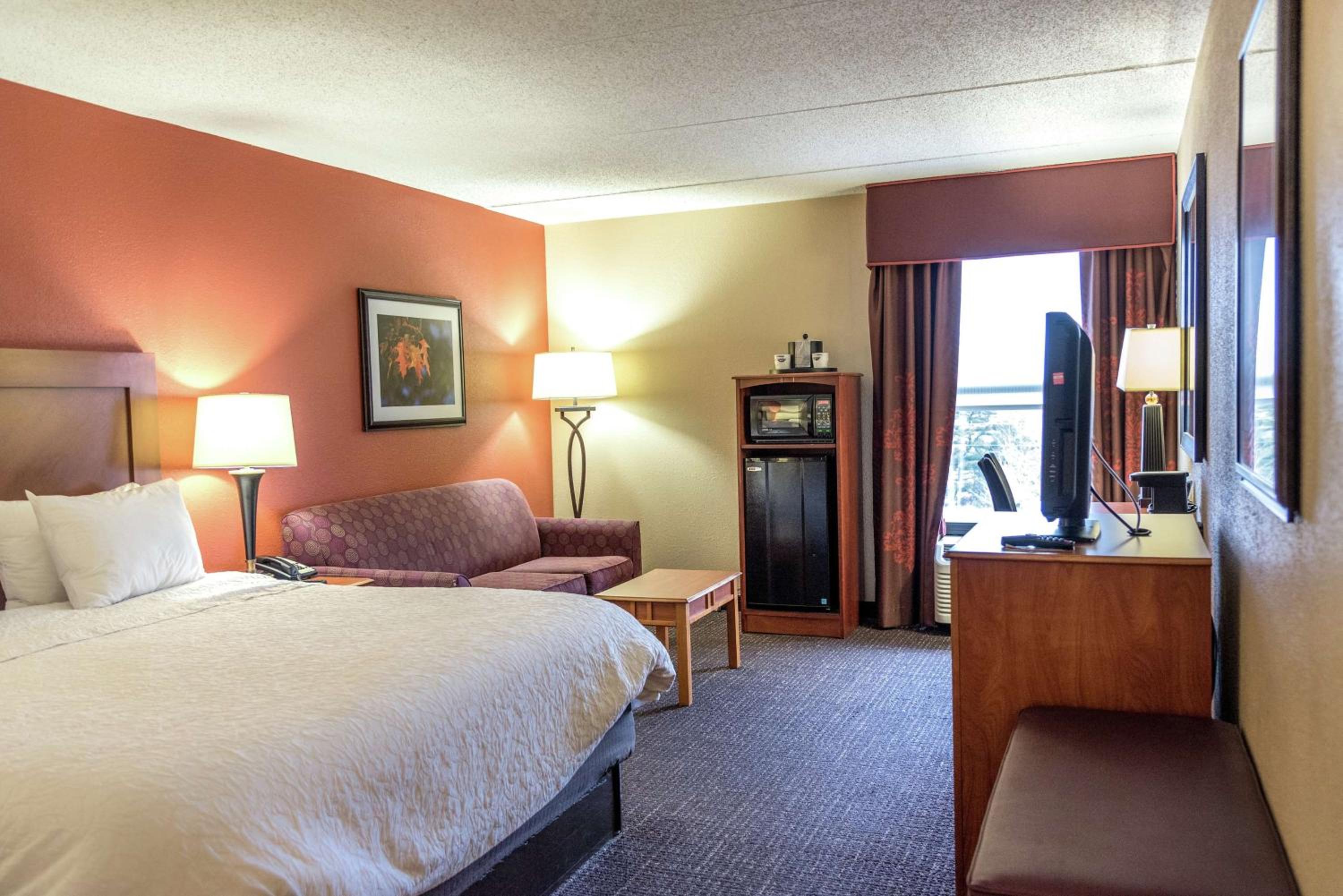 King Room with Sofa Bed - Non-Smoking - Photo 8