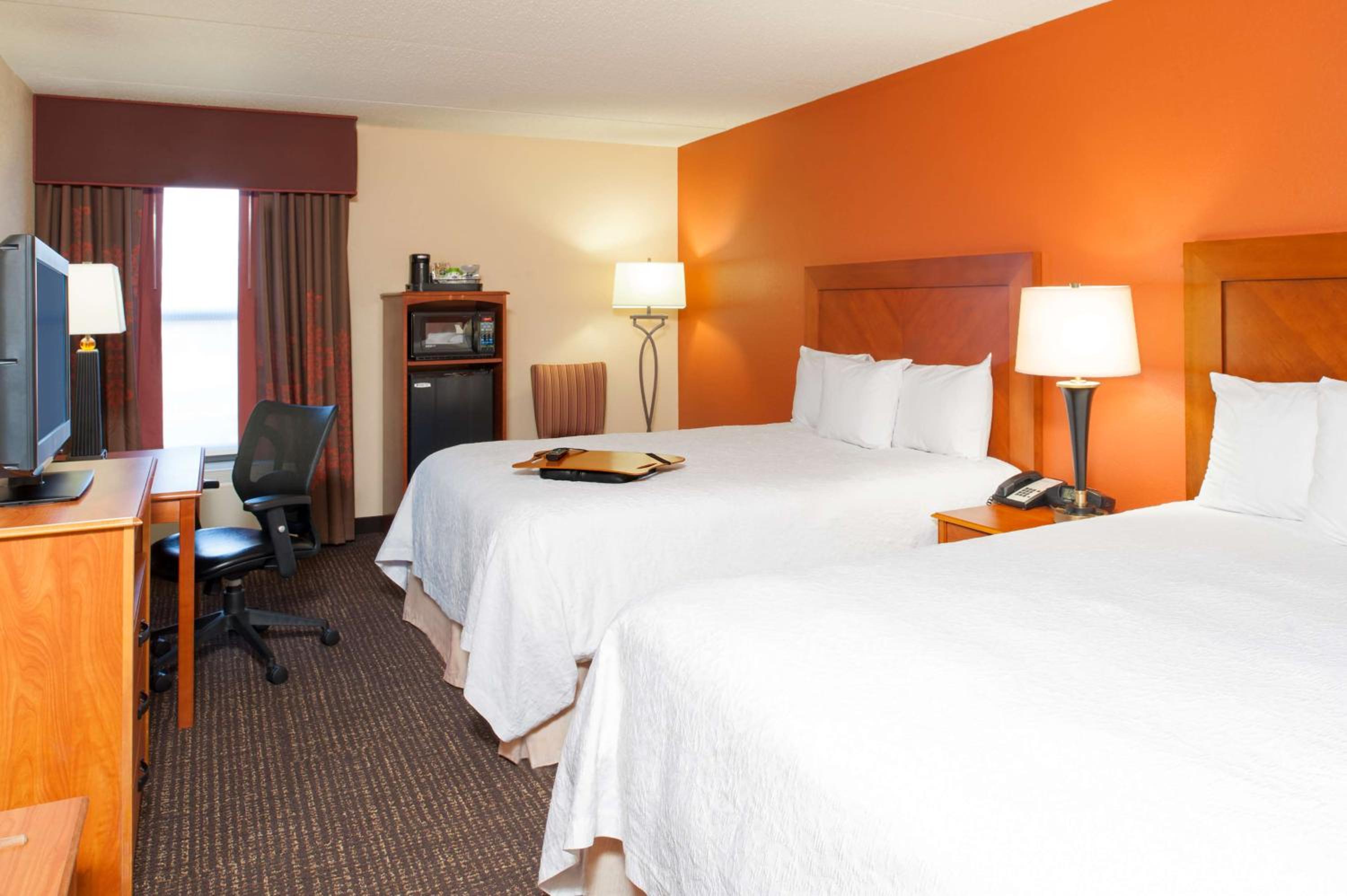 Room with Two Queen Beds - Non-Smoking - Photo 2