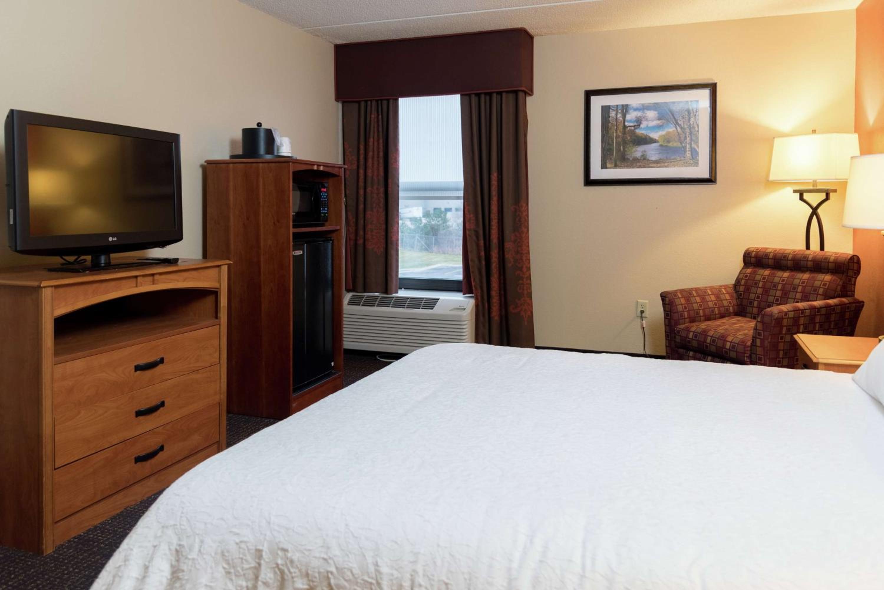 King Room with Sofa Bed - Non-Smoking - Photo 4