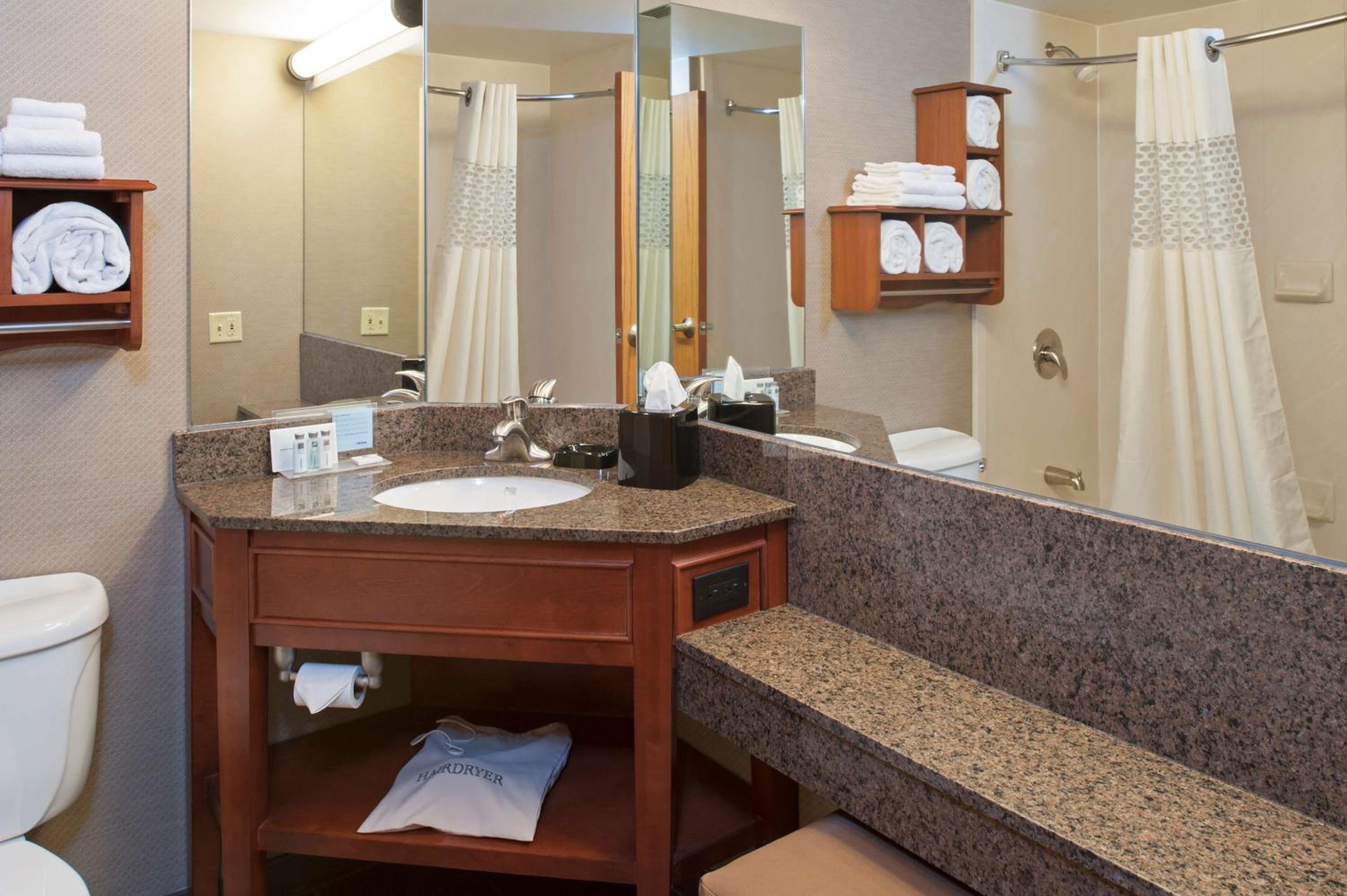 Queen Room with Mobility Access/Non-Smoking - Photo 2