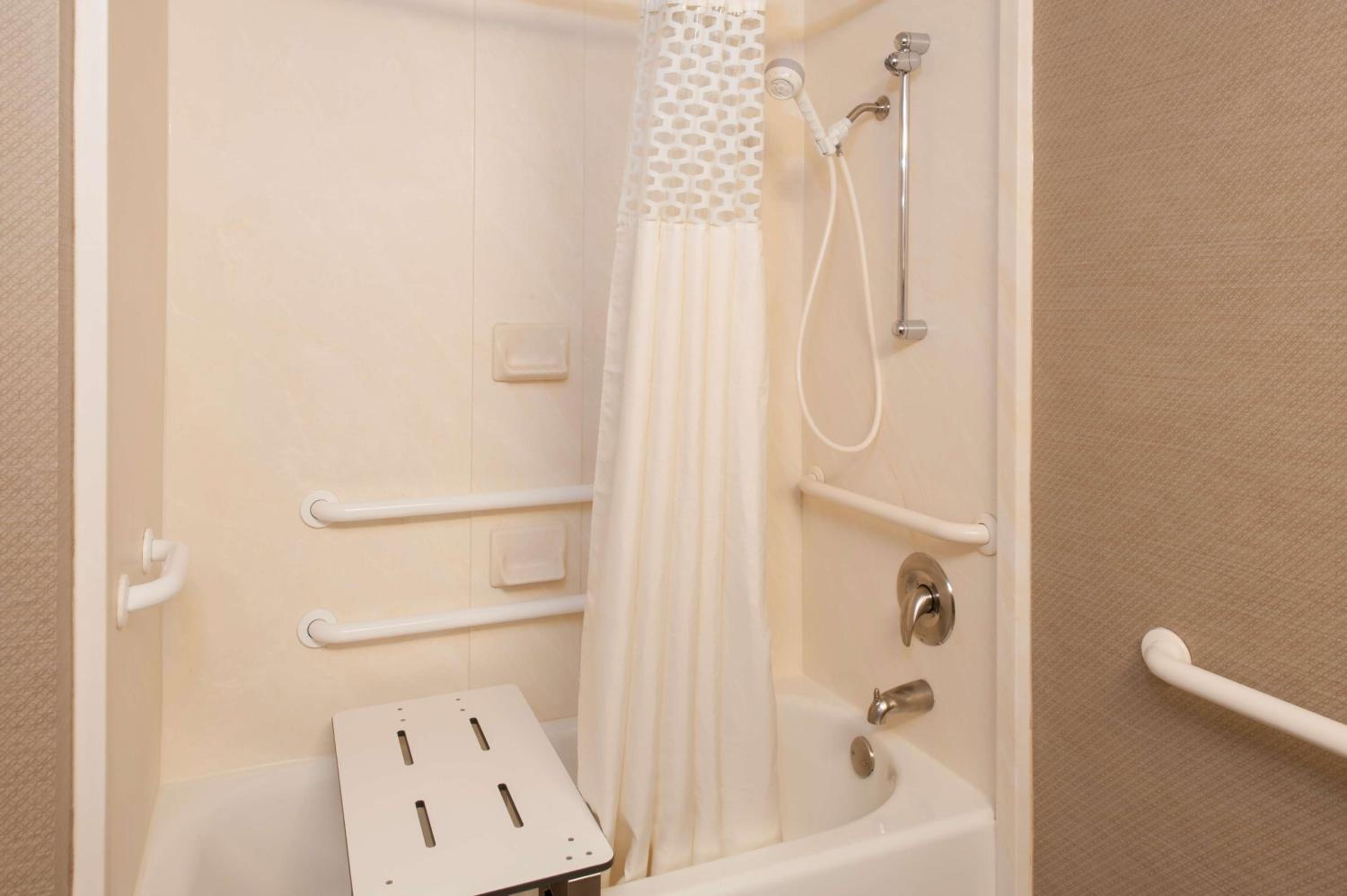 Queen Room with Mobility Access/Non-Smoking - Photo 4
