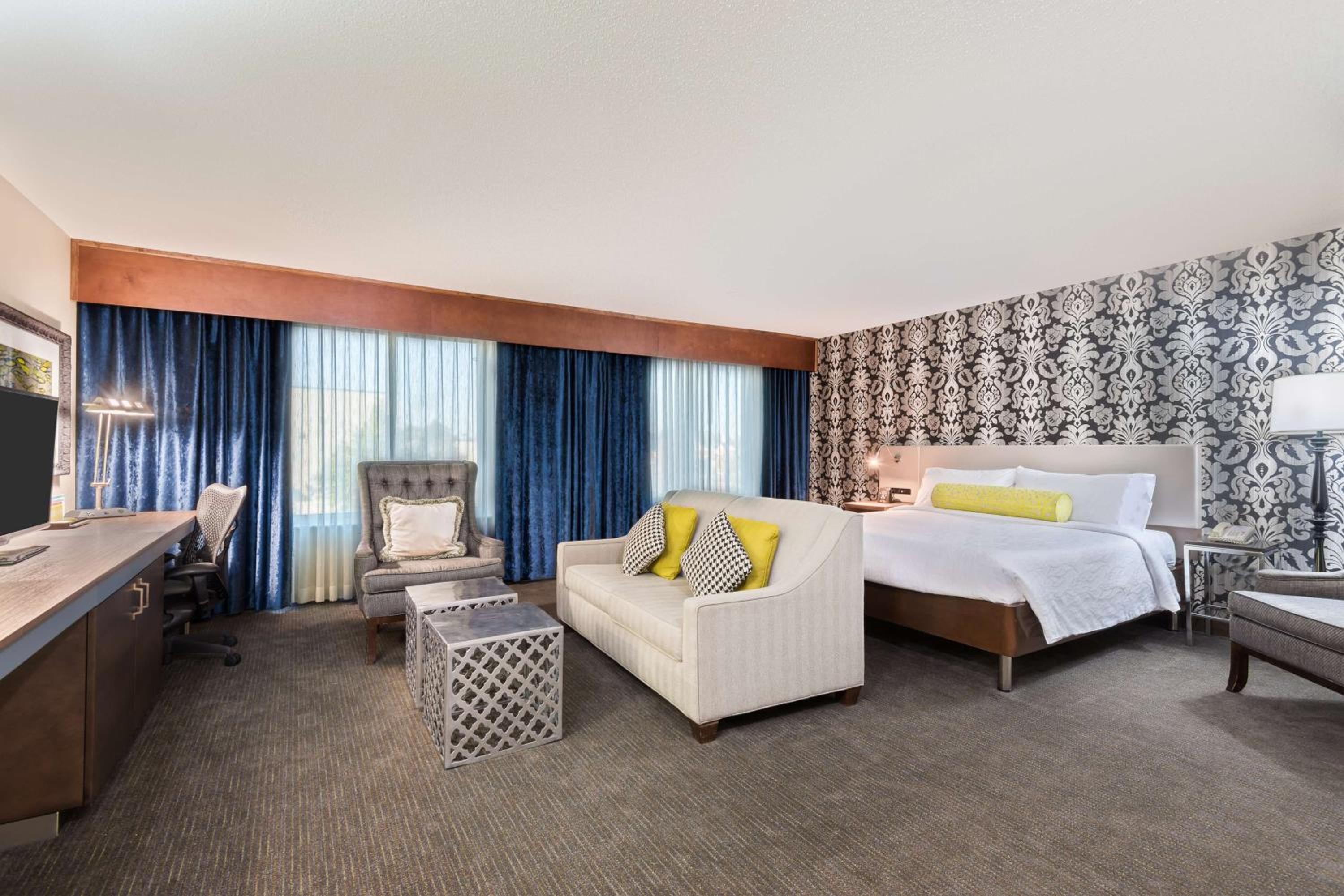 Deluxe King Room with Sofa Bed - Photo 3