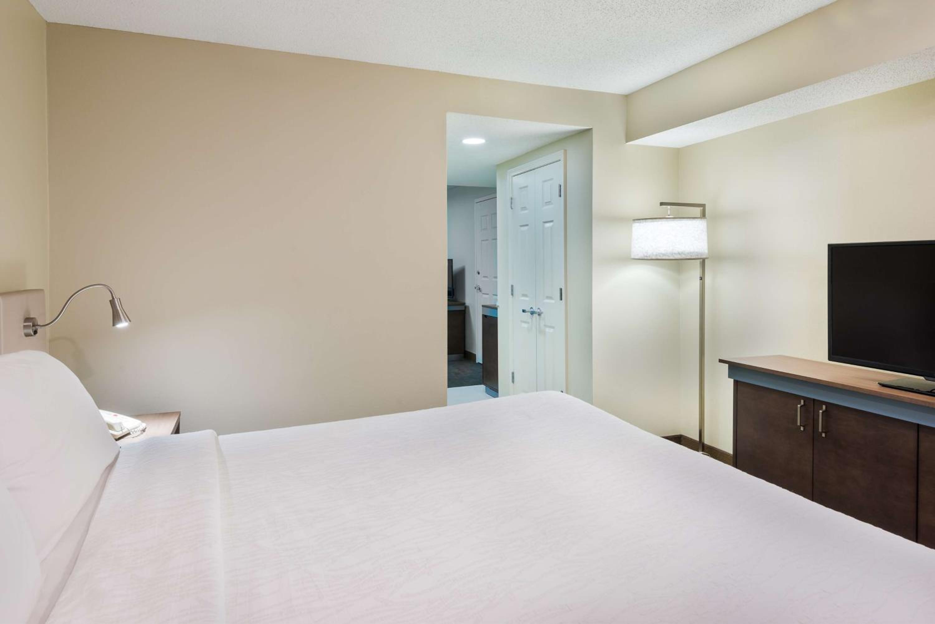 Junior King Suite with Sofa Bed - Photo 3
