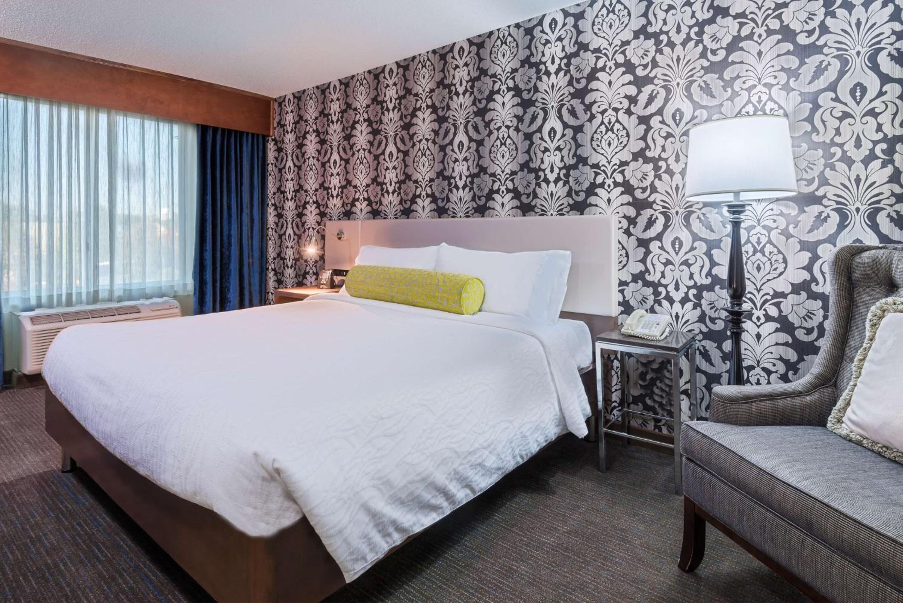 Deluxe King Room with Sofa Bed - Photo 1