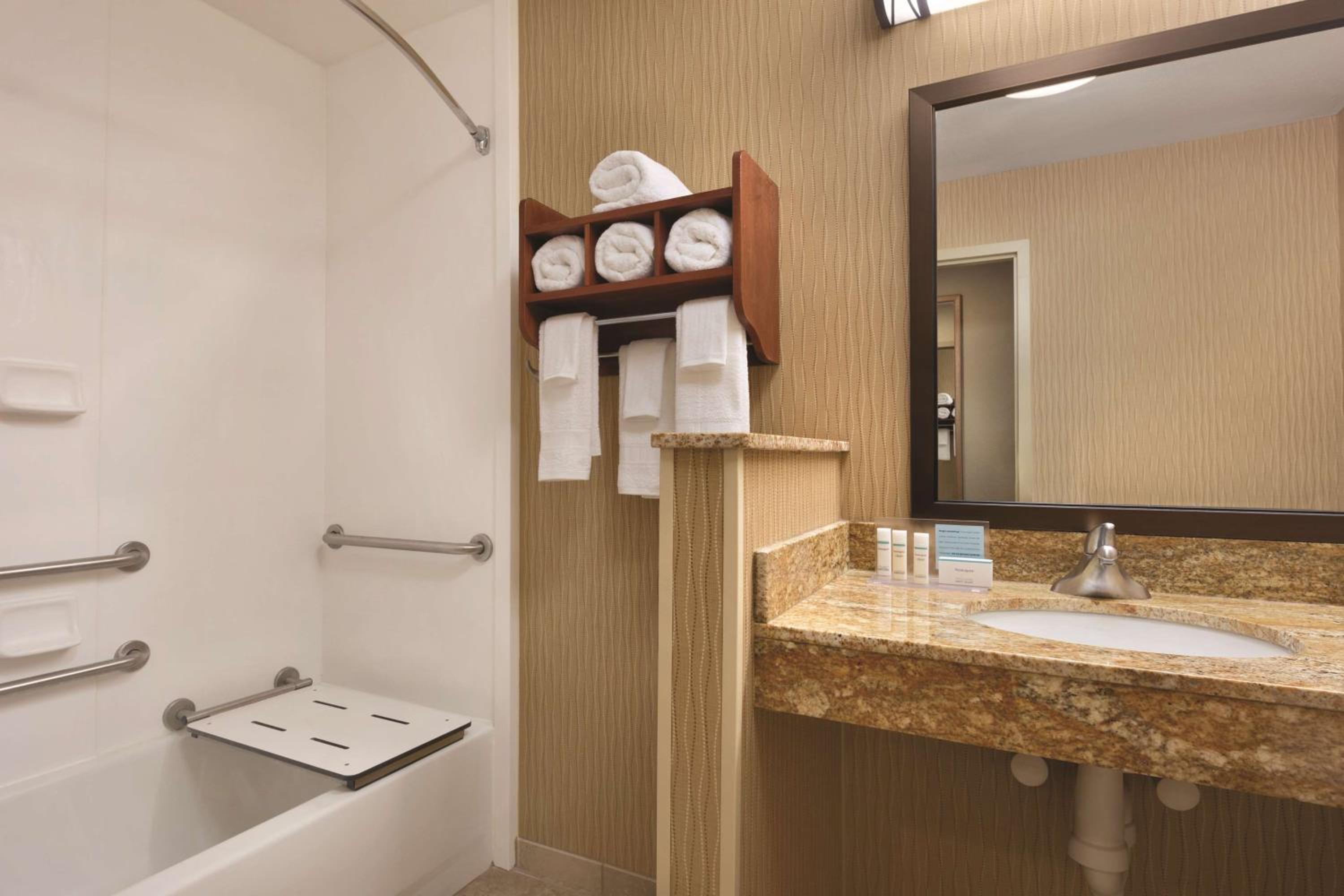 Queen Room with Two Queen Beds - Mobility Access/Non-Smoking - Photo 2