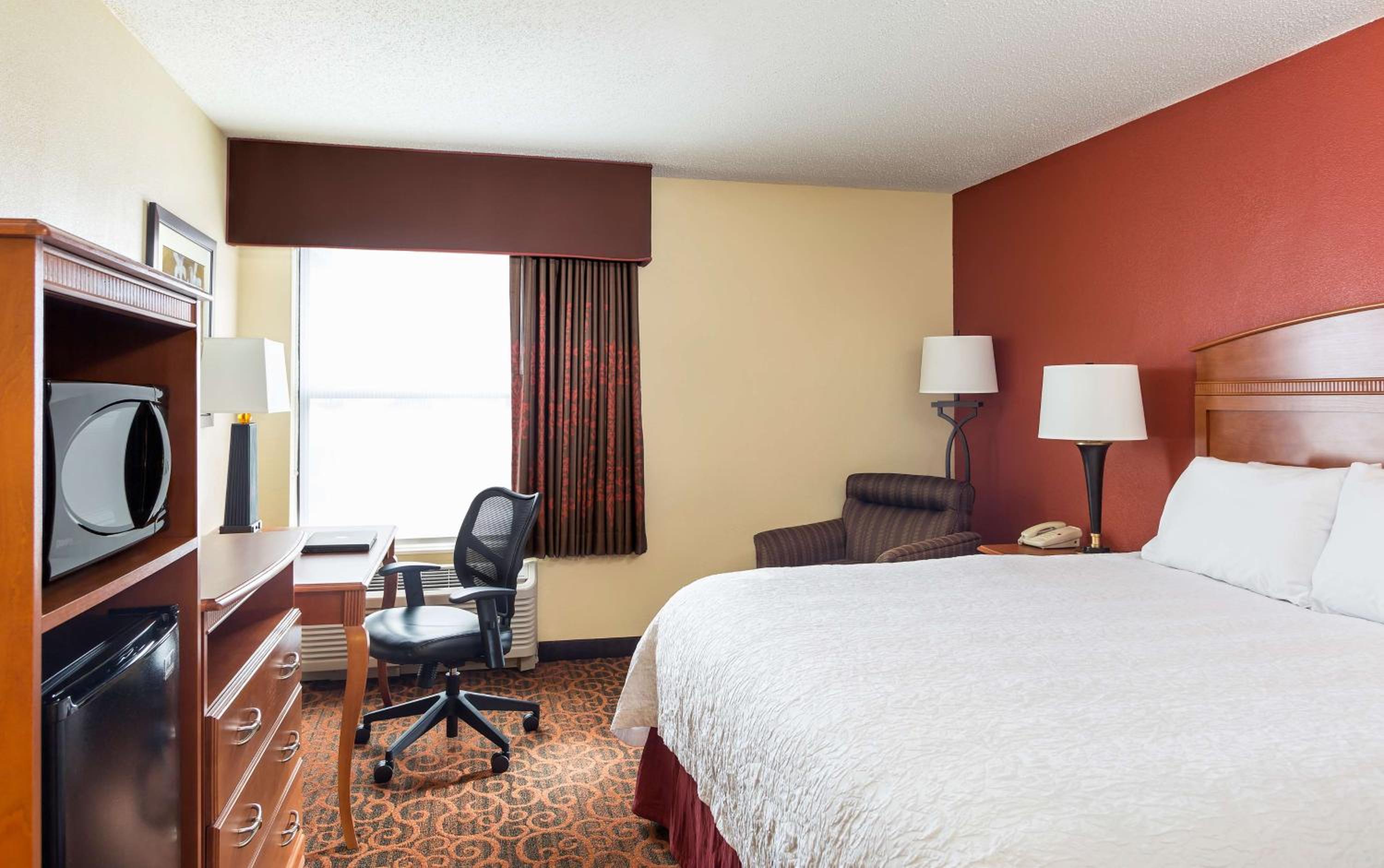 King Room with King Bed - Non-Smoking - Photo 1