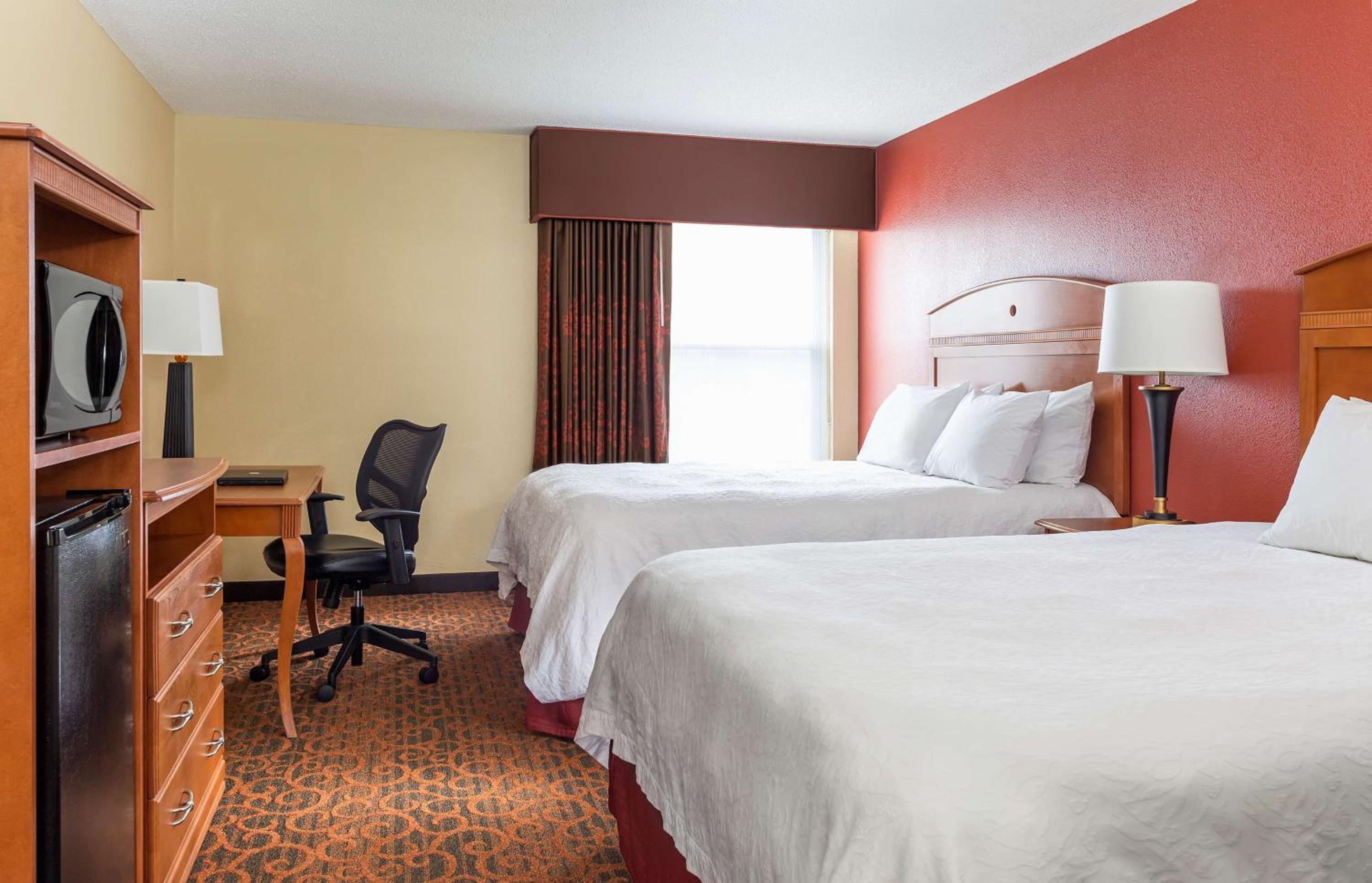Room with Two Queen Beds - Non-Smoking - Photo 3