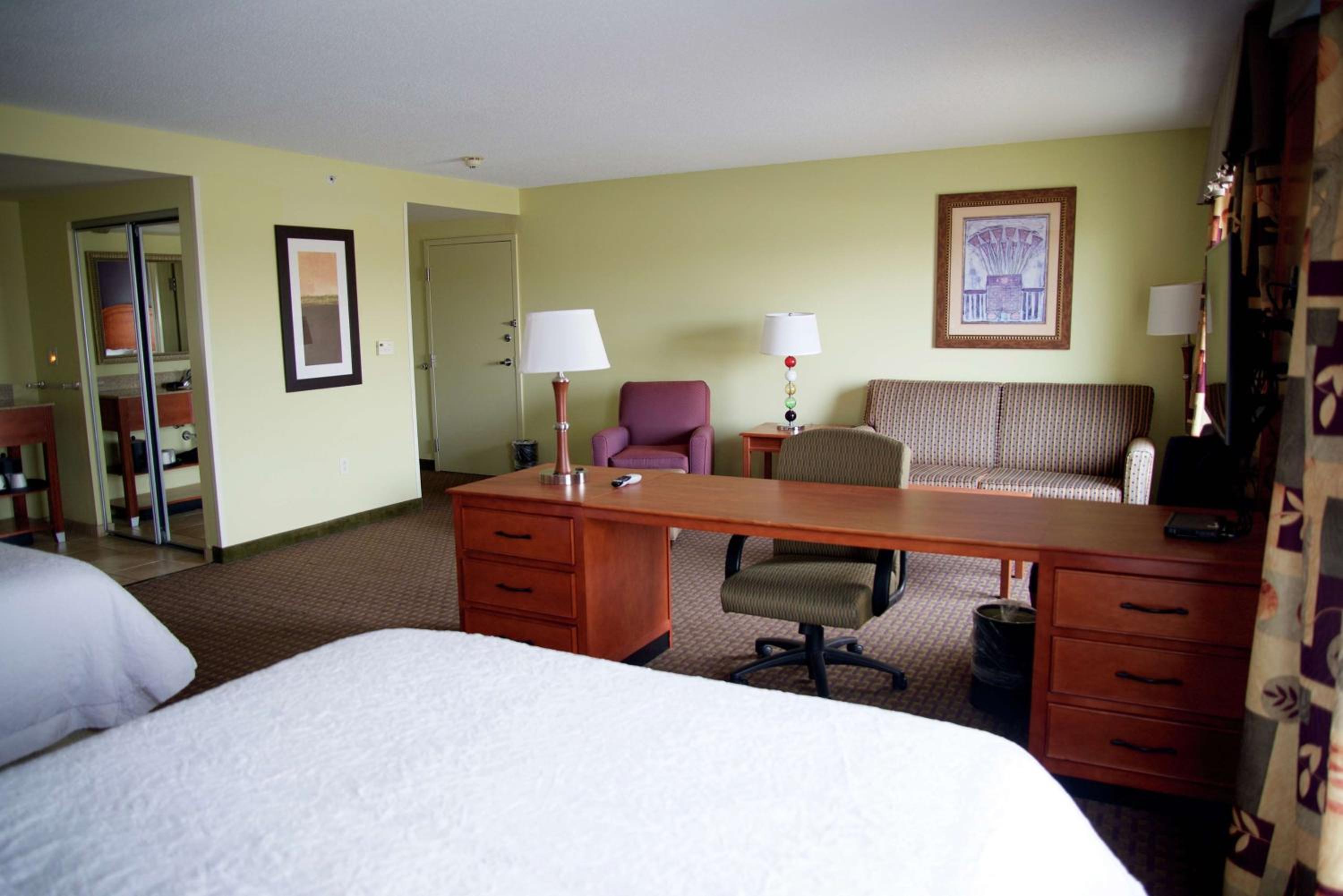 Queen Studio Suite with Two Queen Beds and Sofa Bed - Non-Smoking - Photo 2