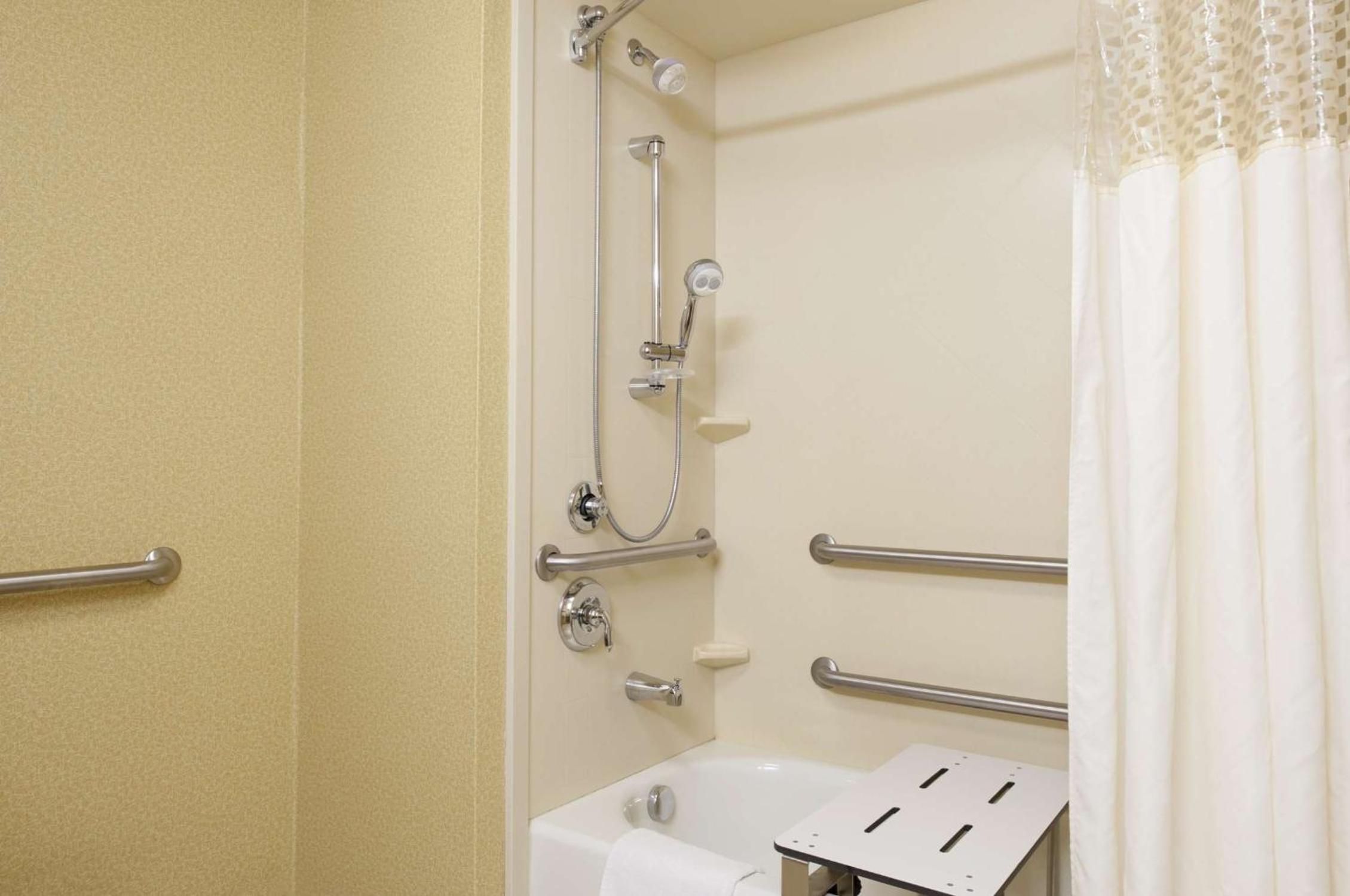 Double Room with Two Queen Beds and Bath Tub - Mobility Access - Photo 3