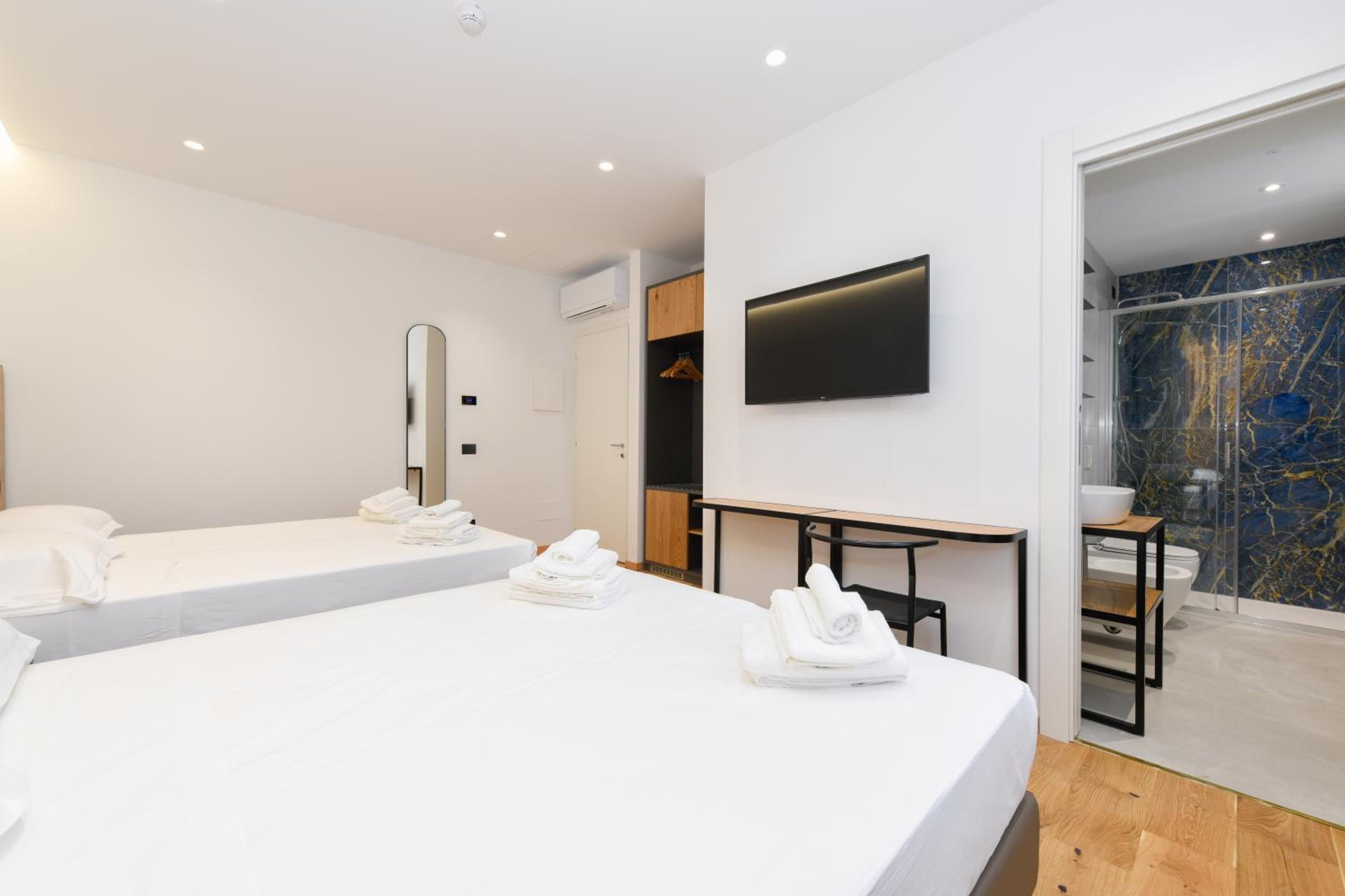 Quadruple Room - Photo 6