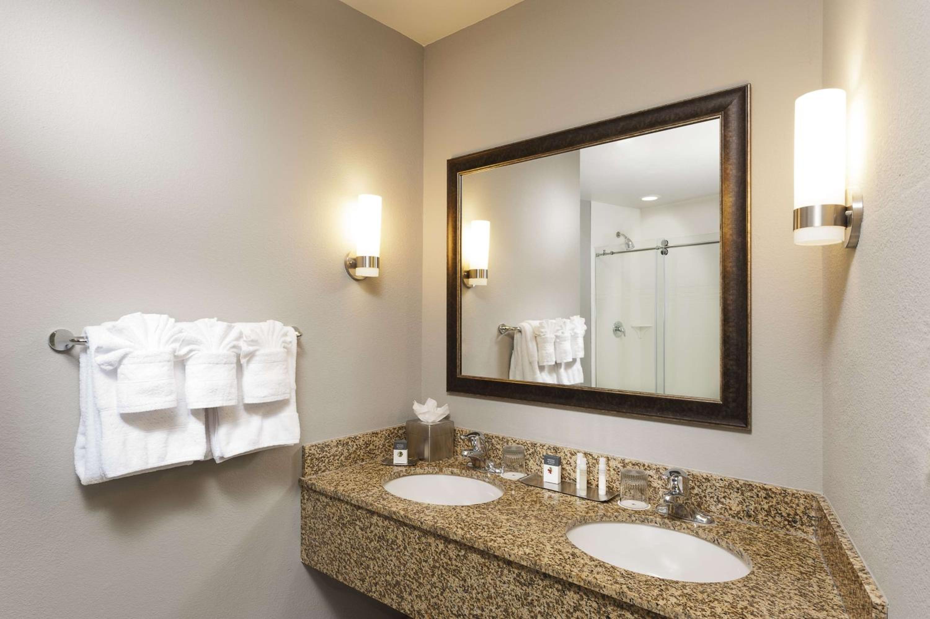 King Suite - Non-Smoking - Photo 3