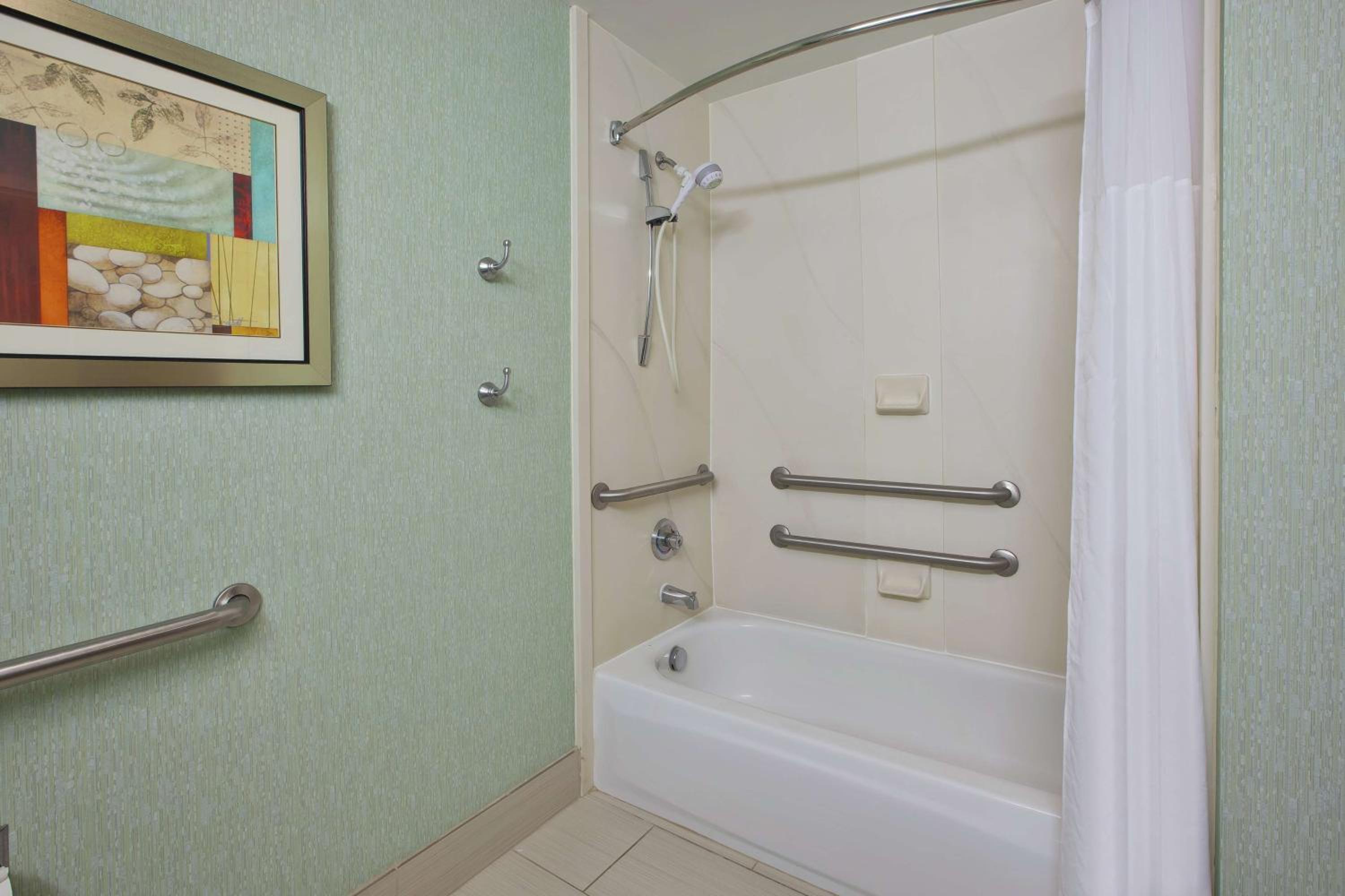 King Room with Accessible Tub - Mobility and Hearing Access/Non-Smoking - Photo 3