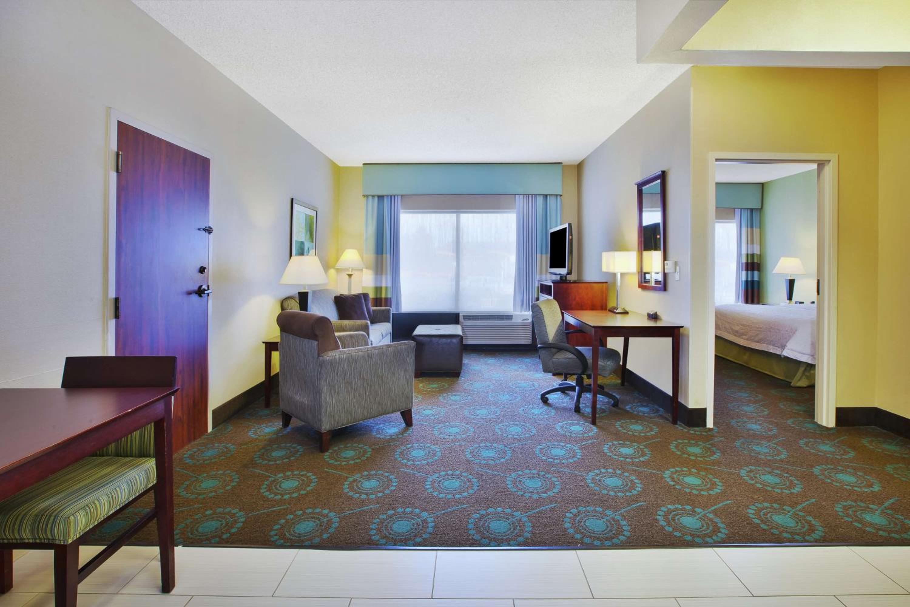 King Suite with Bath Tub - Mobility Access/Non-Smoking - Photo 1